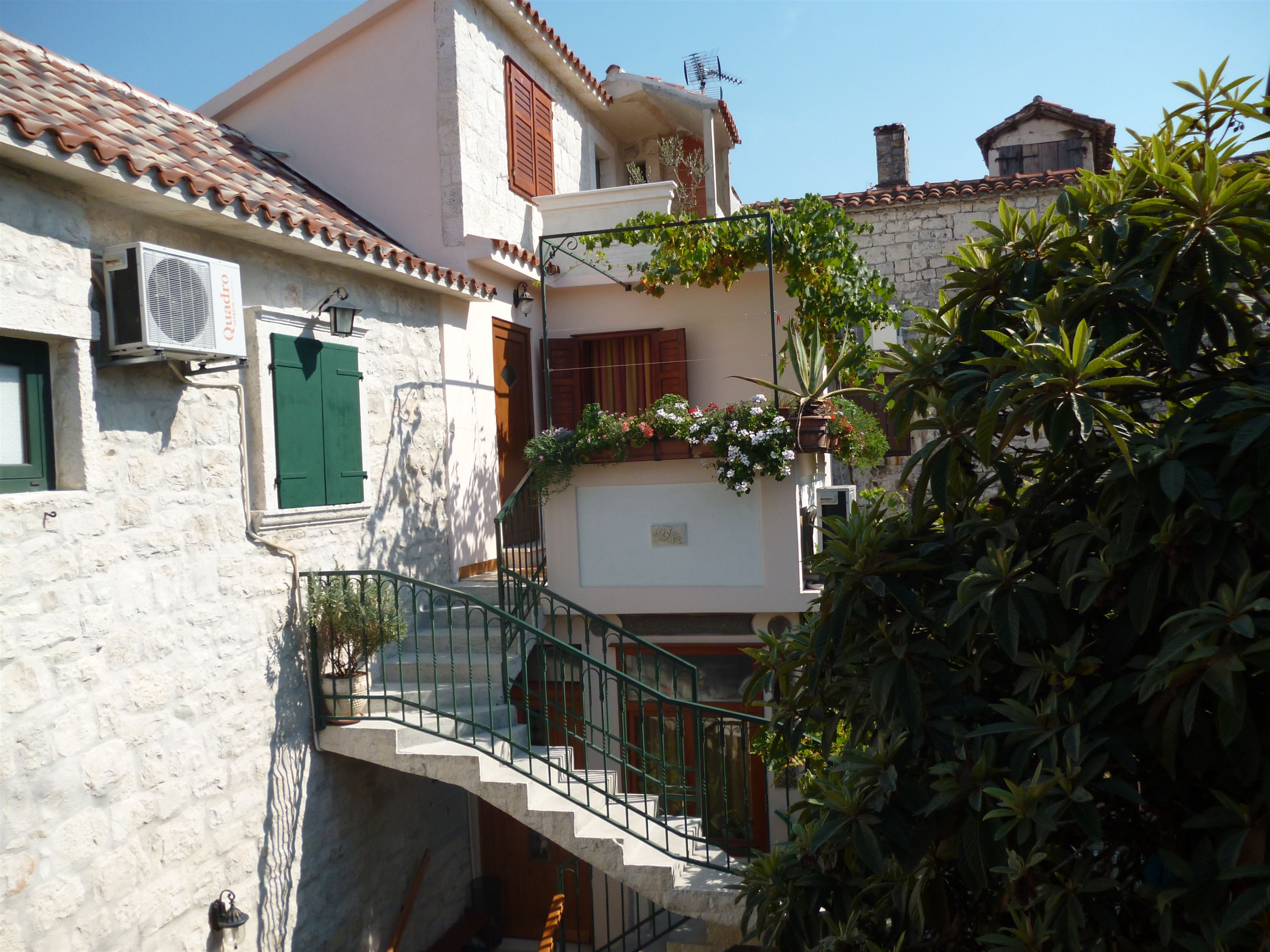 Apartment and Room Ivica 45051-S1