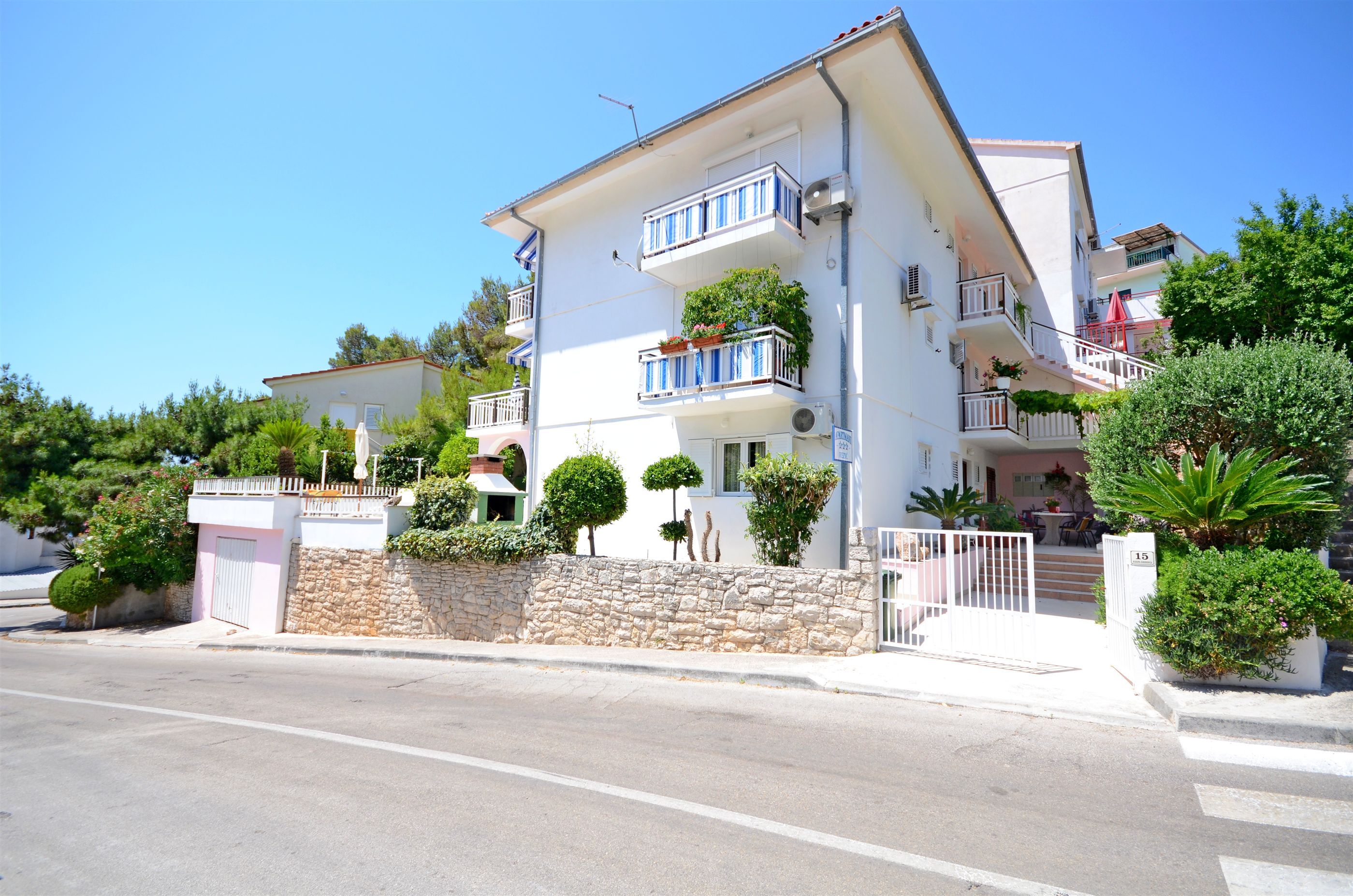 Apartments Zvonimir 40781-A1