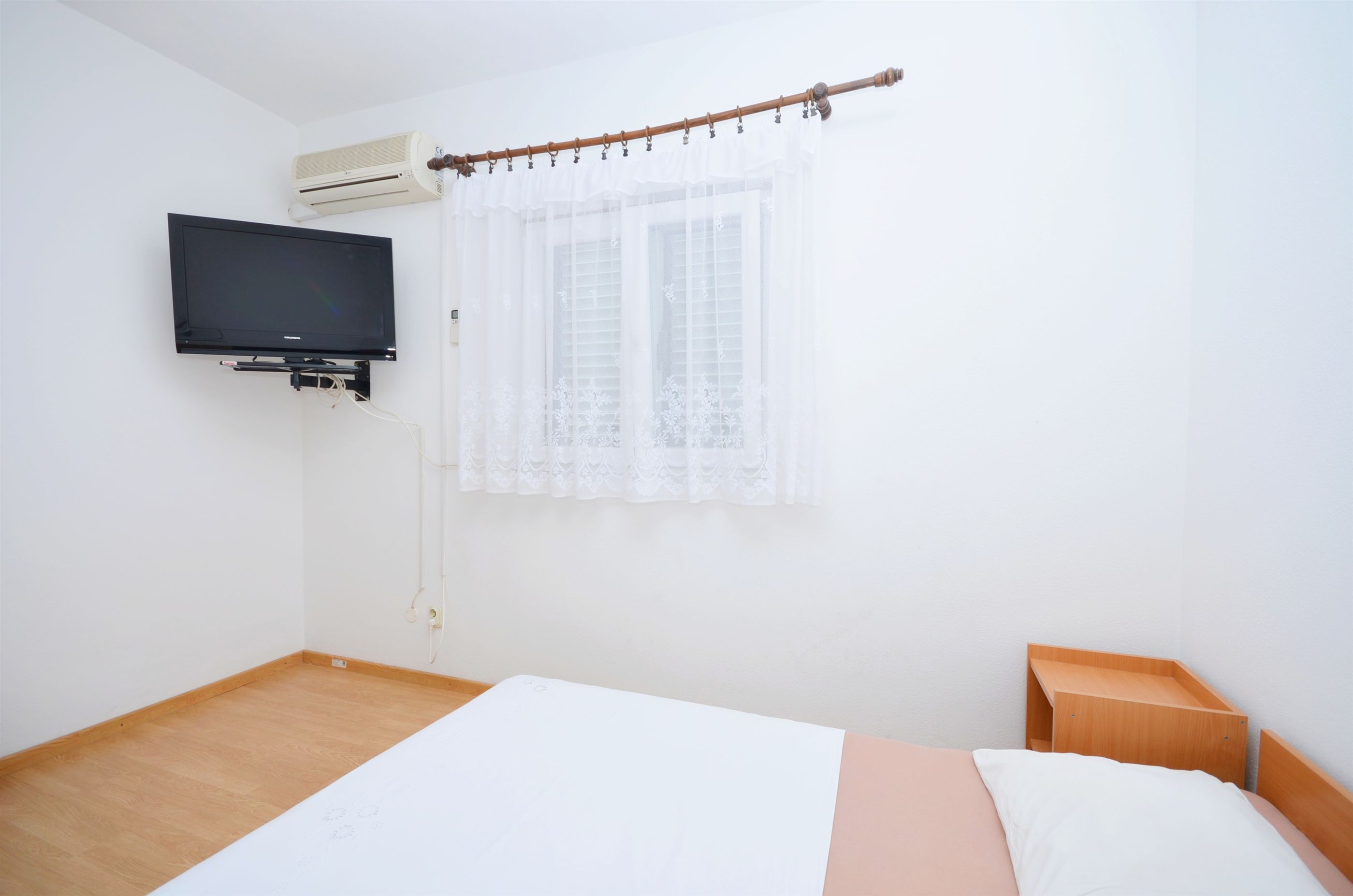 Apartment and Rooms Ivana 58191-A1