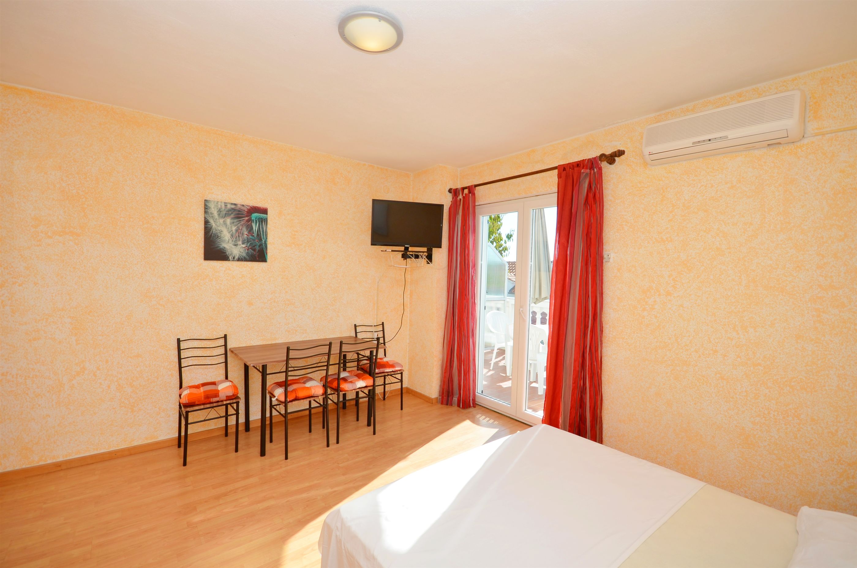 Apartment and Rooms Ivana 58191-A2