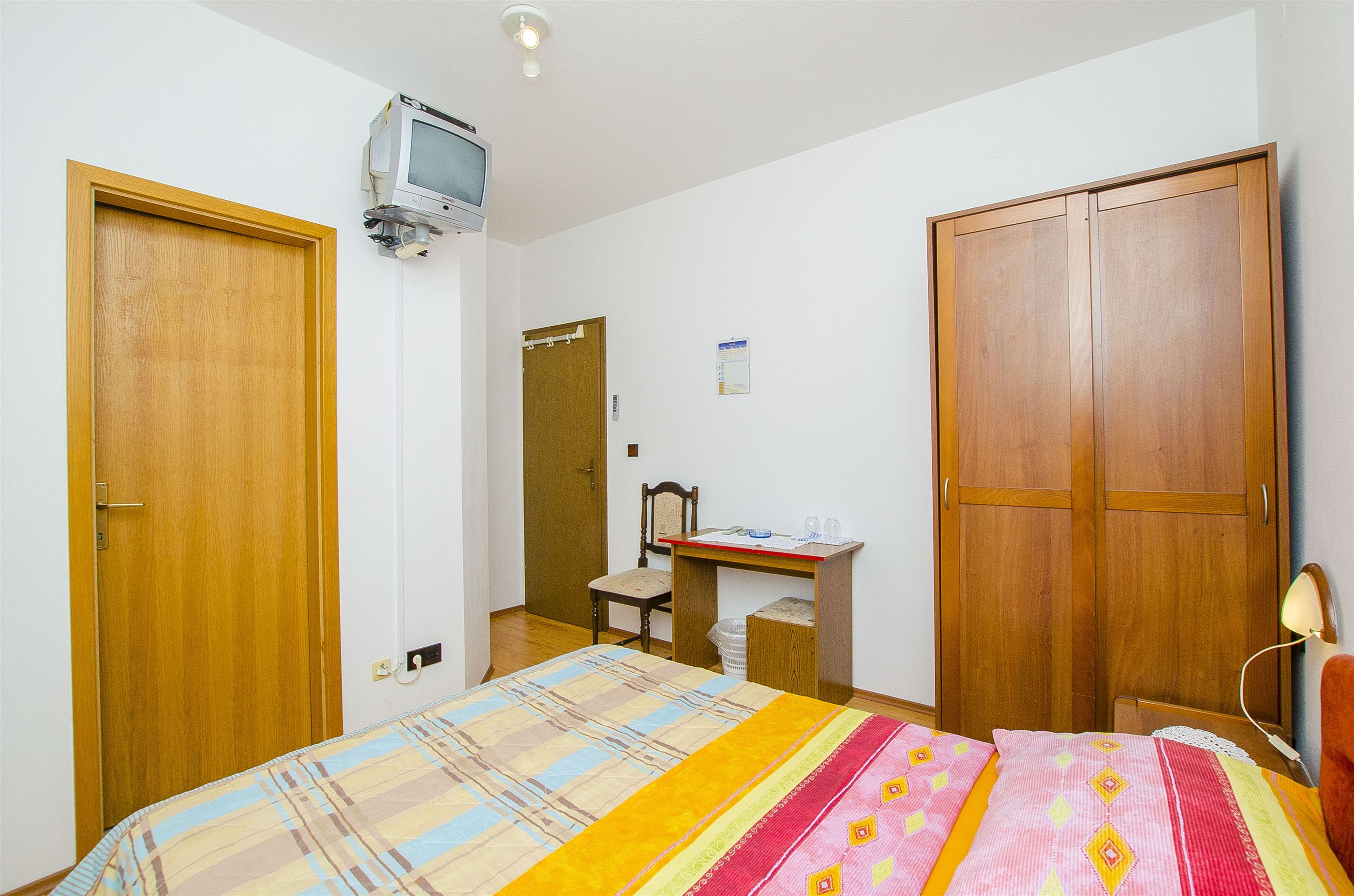 Apartments and Rooms Iva 47621-S5