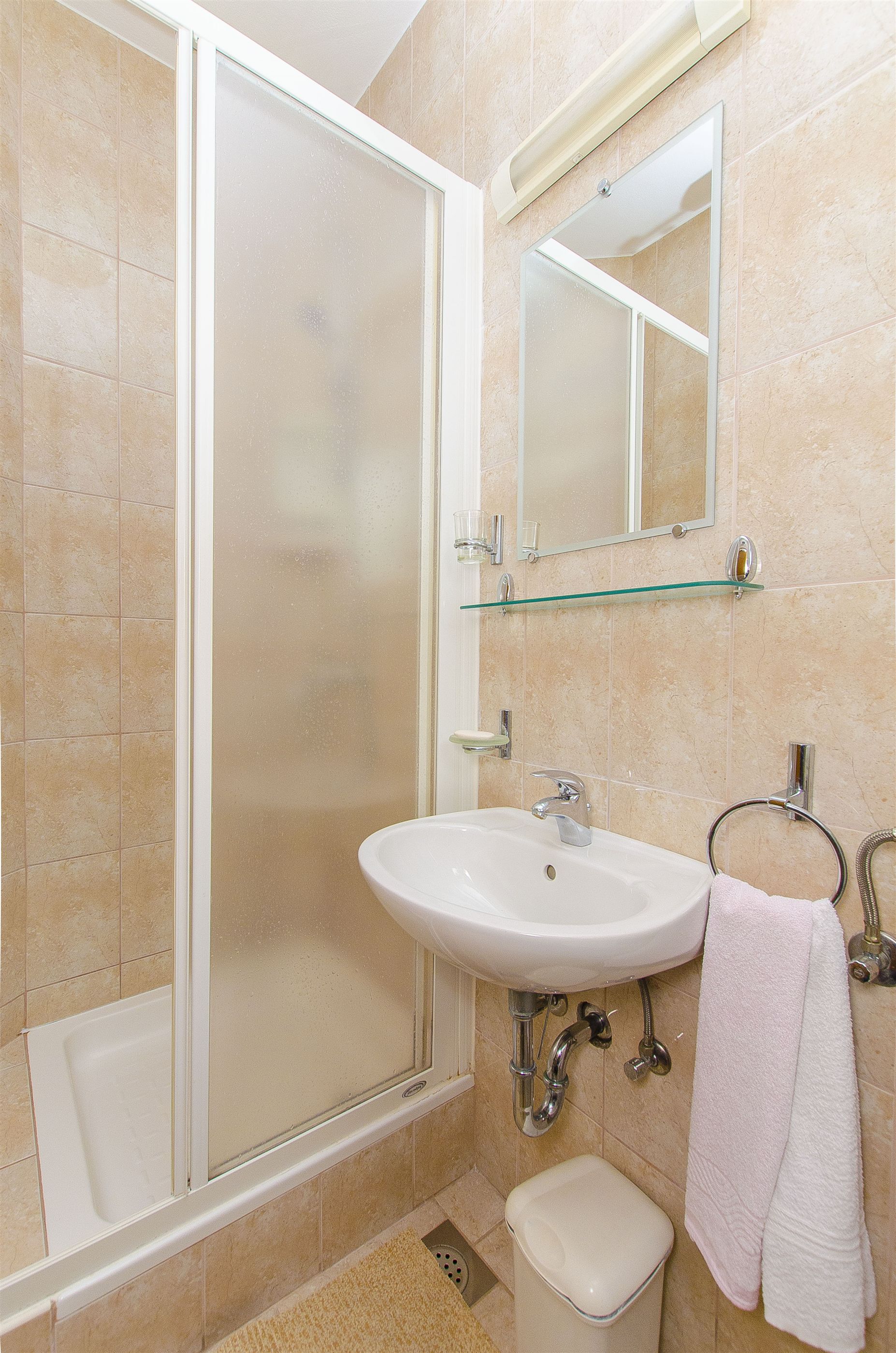Apartments and Rooms Iva 47621-S6