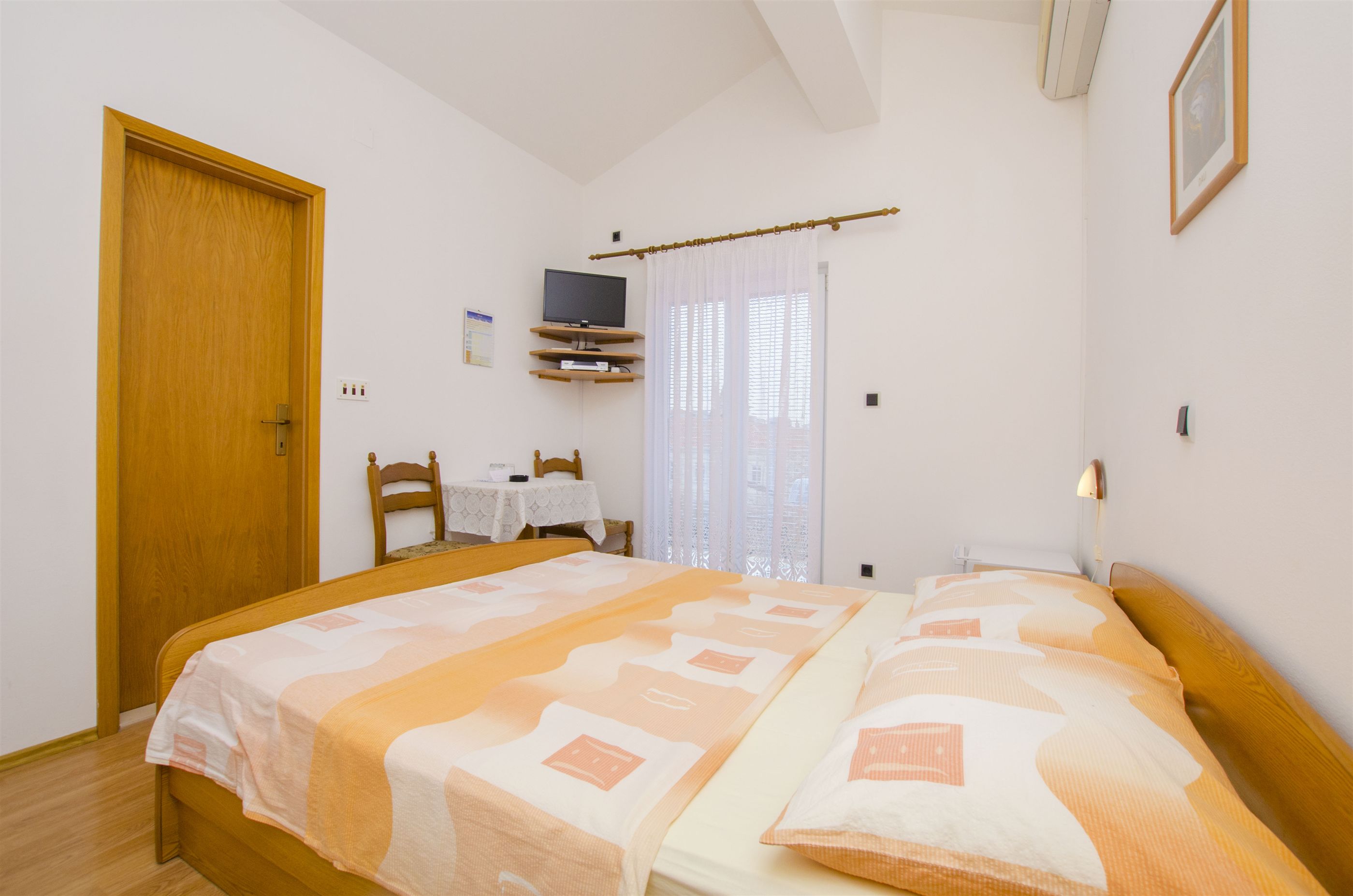 Apartments and Rooms Iva 47621-S13