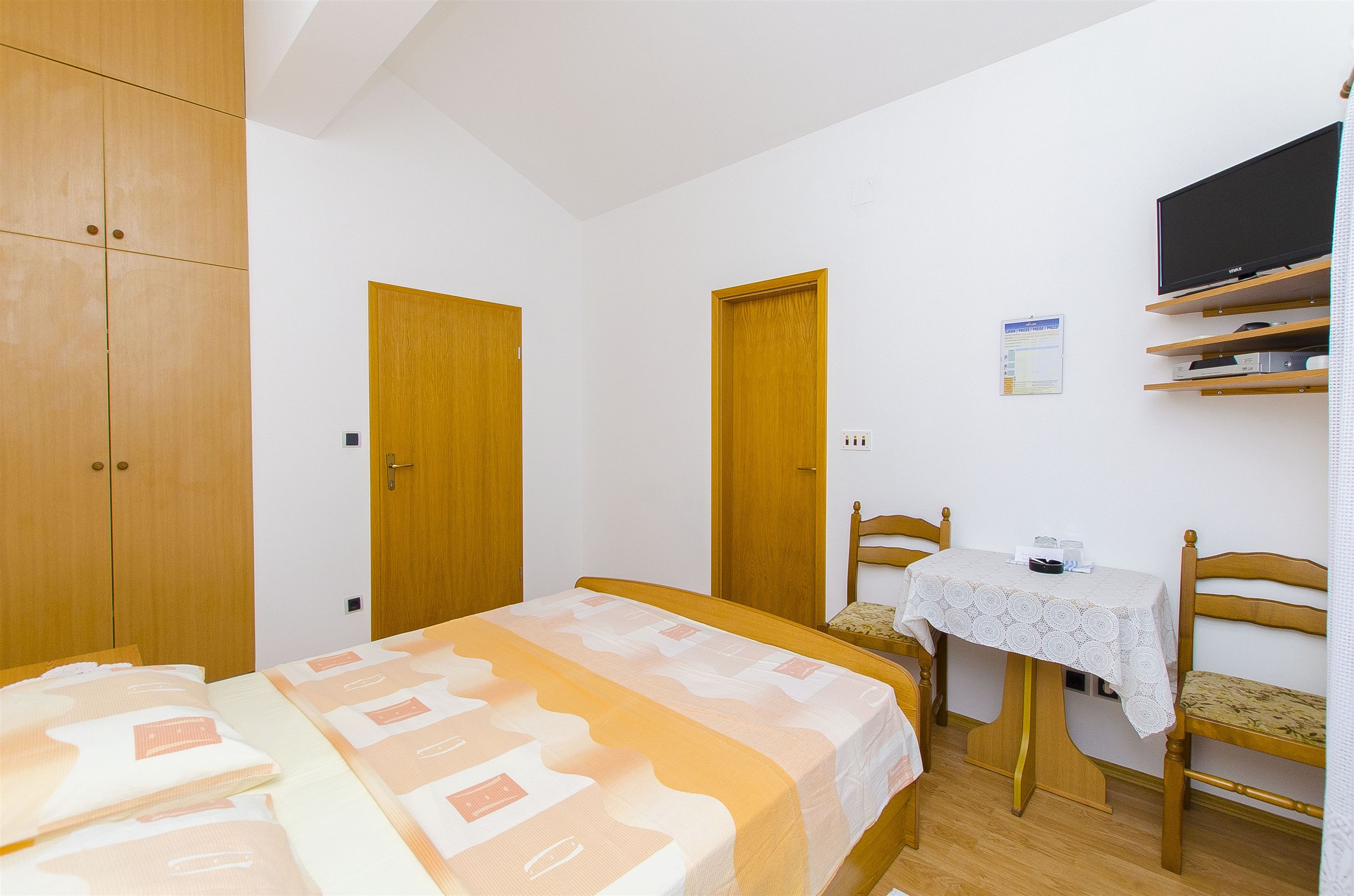 Apartments and Rooms Iva 47621-S13