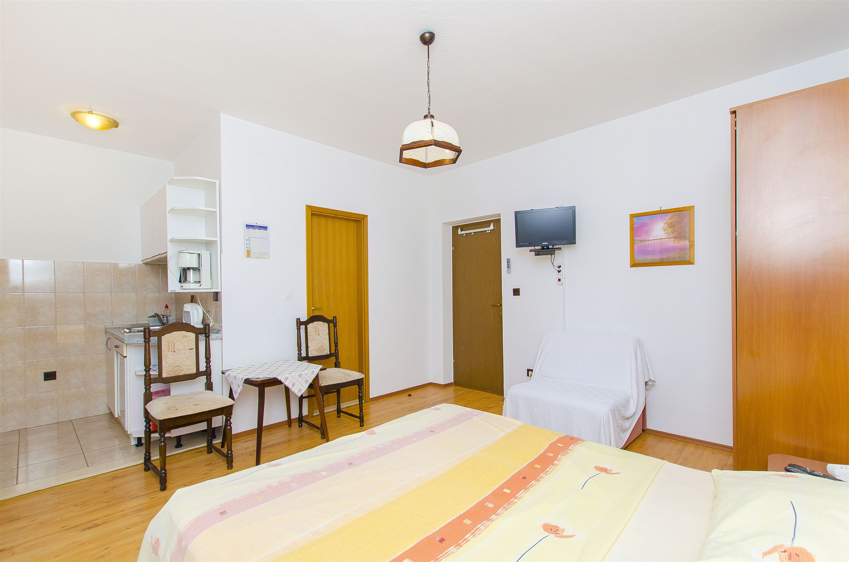Apartments and Rooms Iva 47621-A8