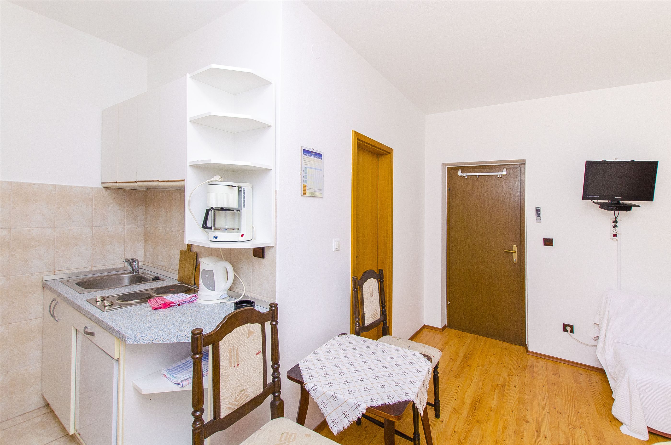 Apartments and Rooms Iva 47621-A8