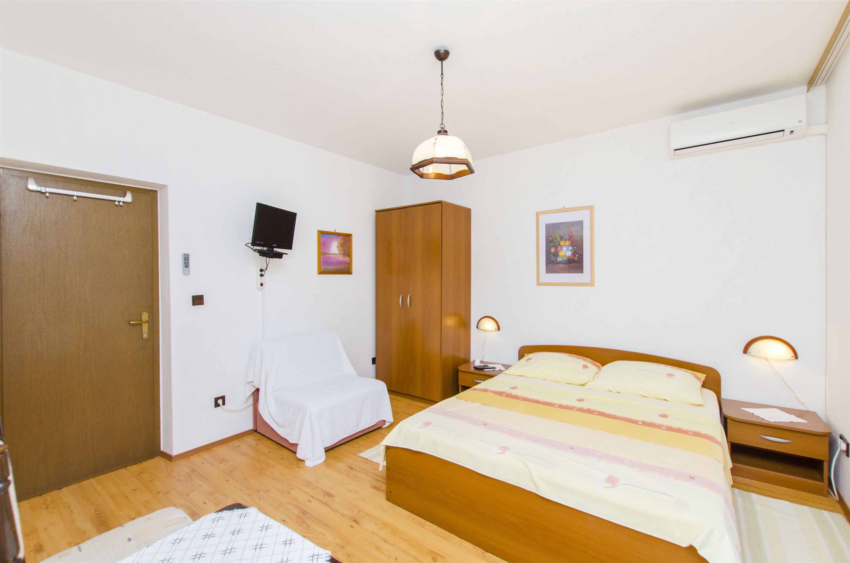 Apartments and Rooms Iva 47621-A8