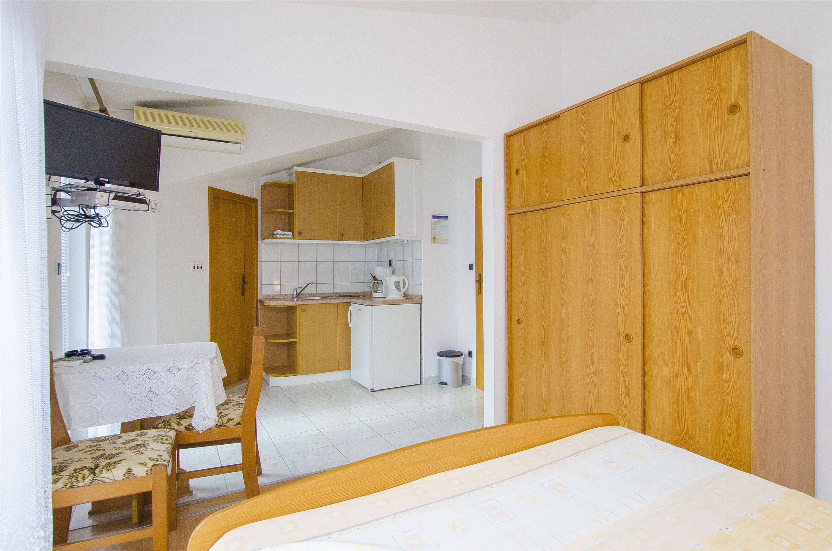 Apartments and Rooms Iva 47621-A12