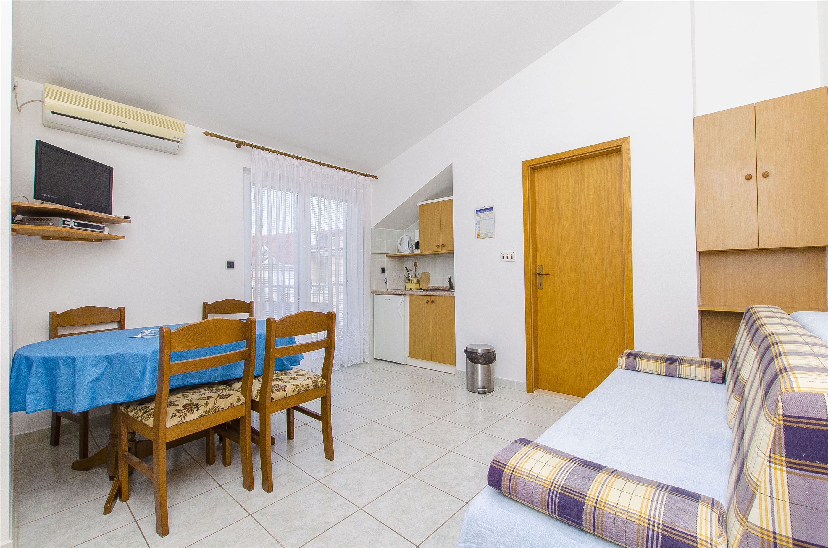 Apartments and Rooms Iva 47621-A14