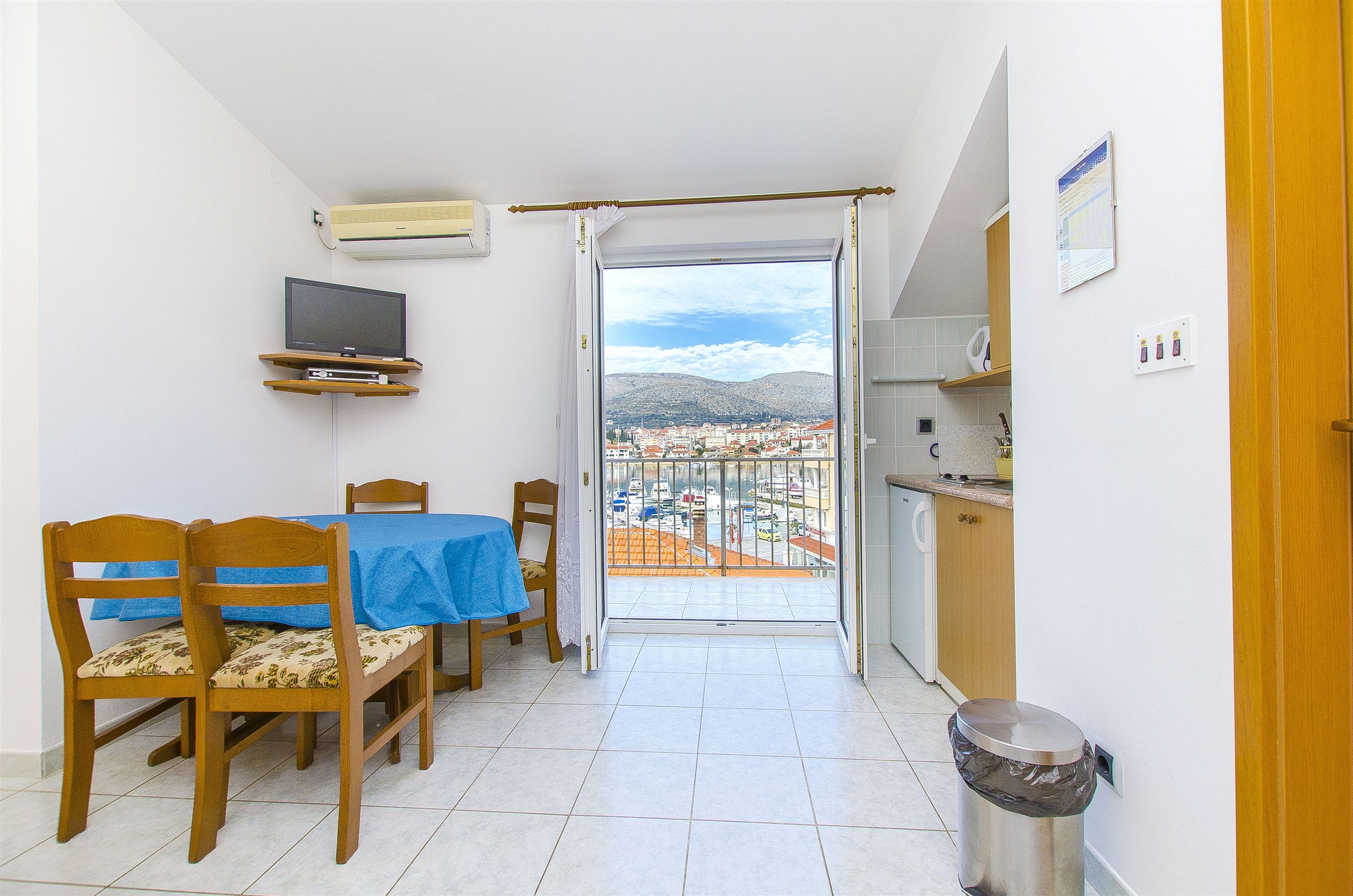 Apartments and Rooms Iva 47621-A14