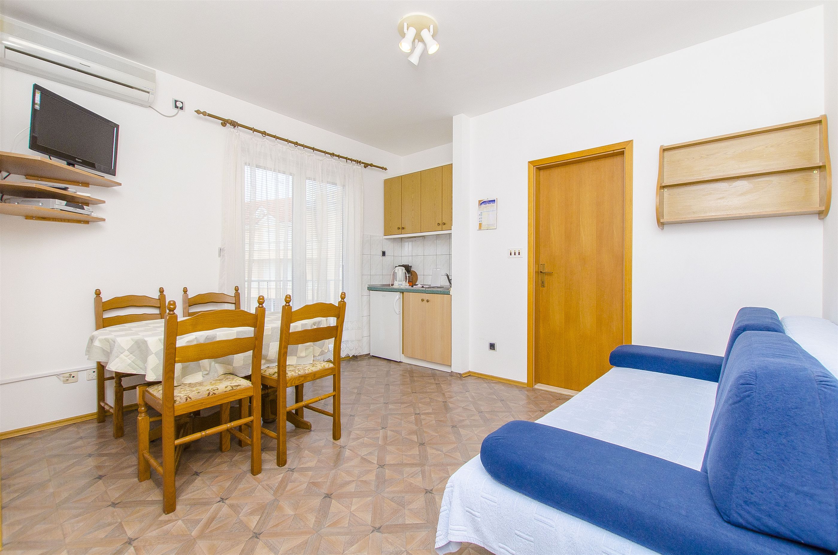 Apartments and Rooms Iva 47621-A11