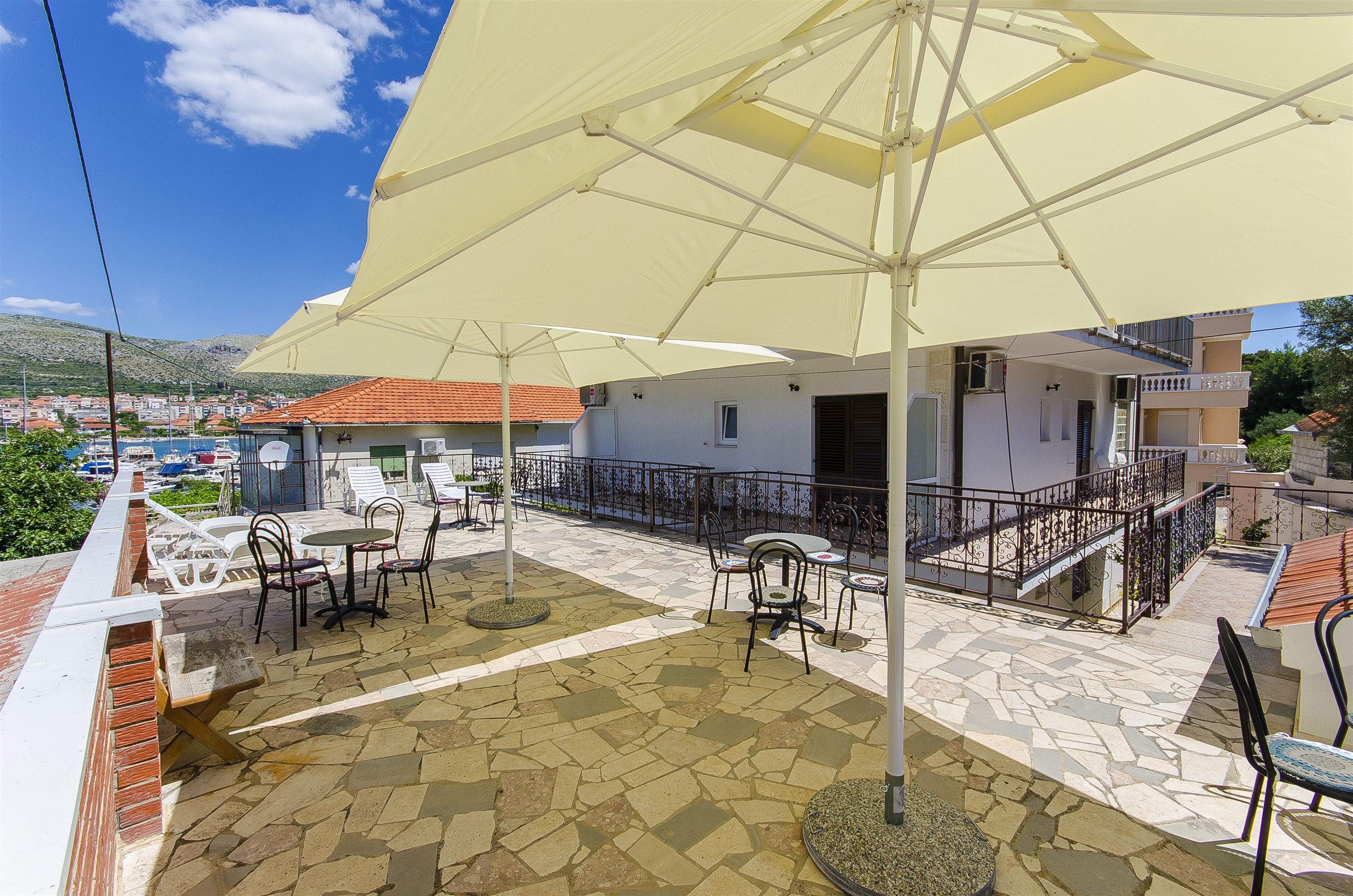 Apartments and Rooms Iva 47621-A15