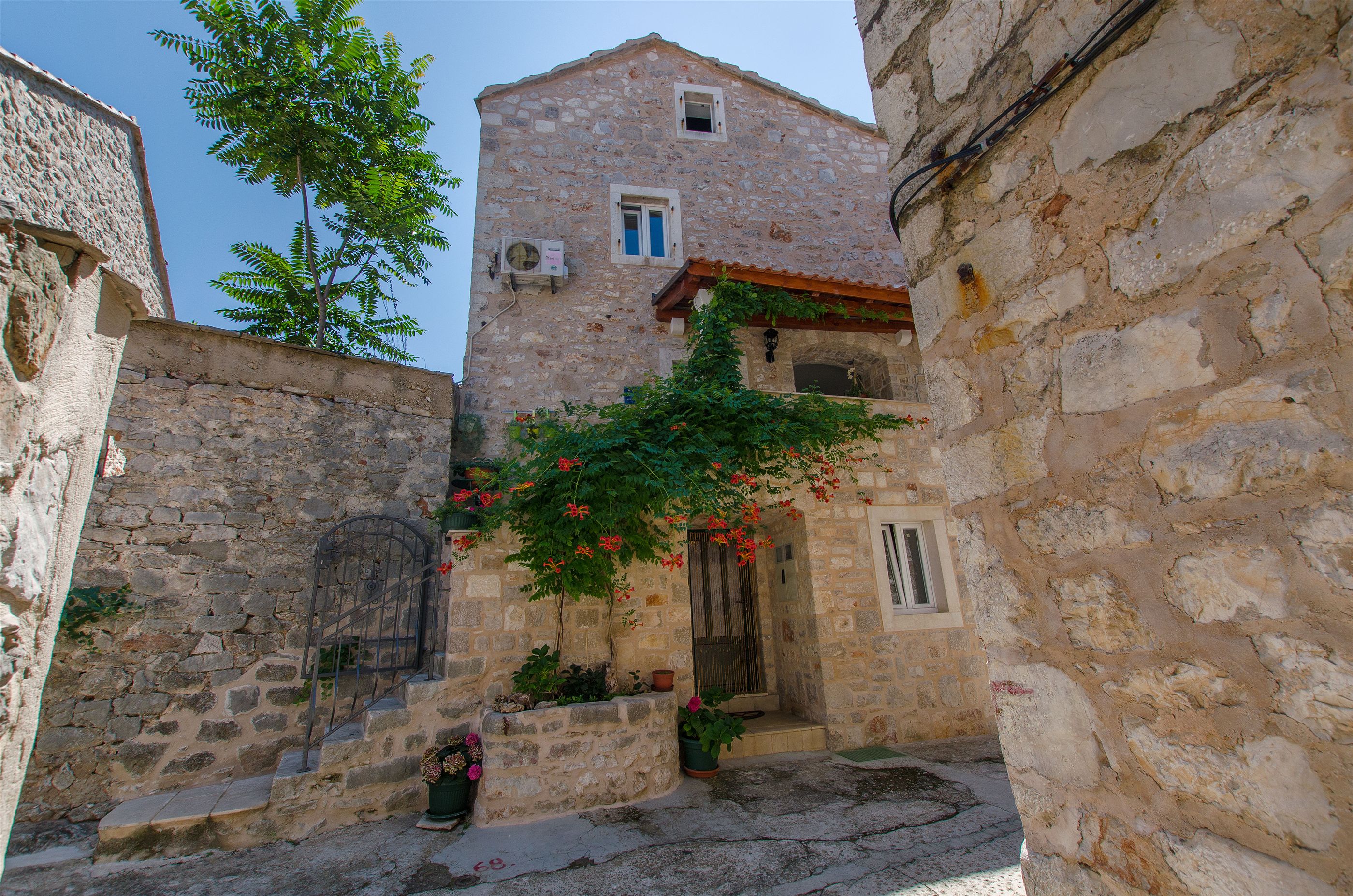 House Stone house in center 24971-K1