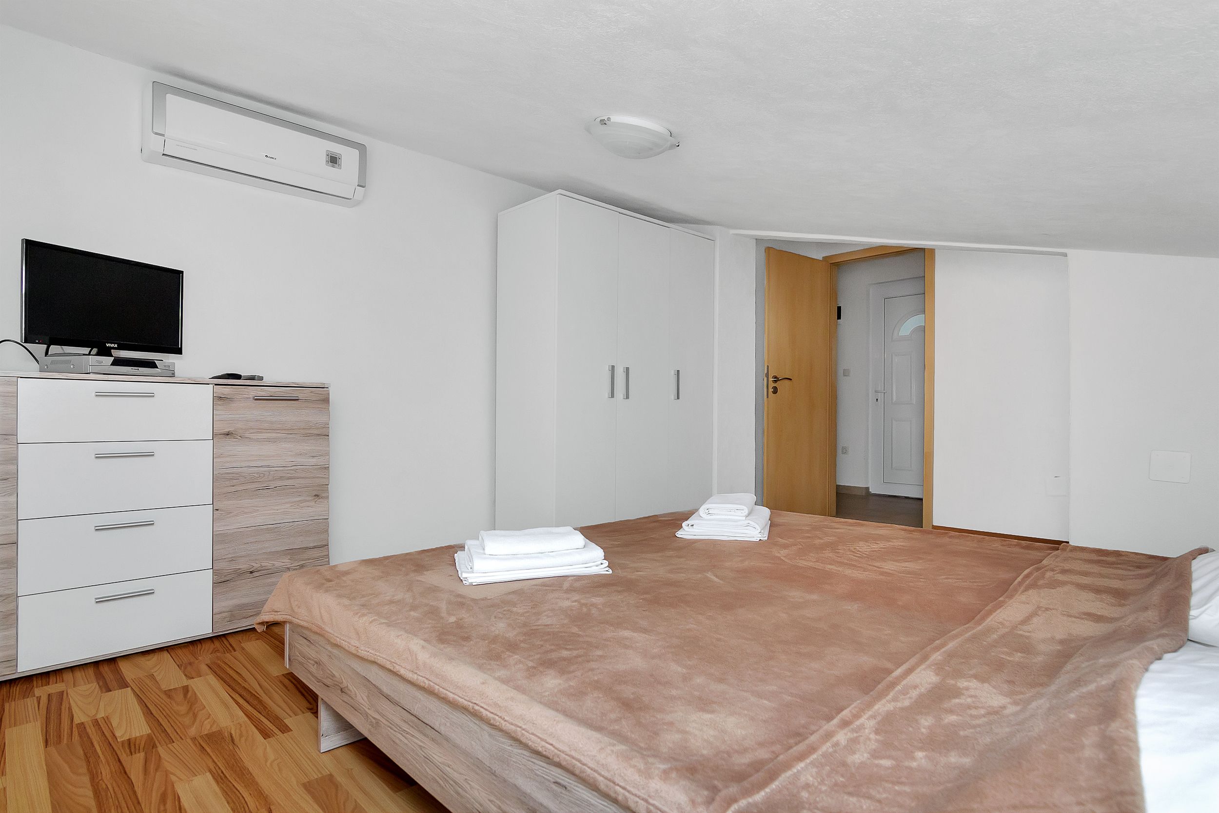 Apartments Igor 44141-A9
