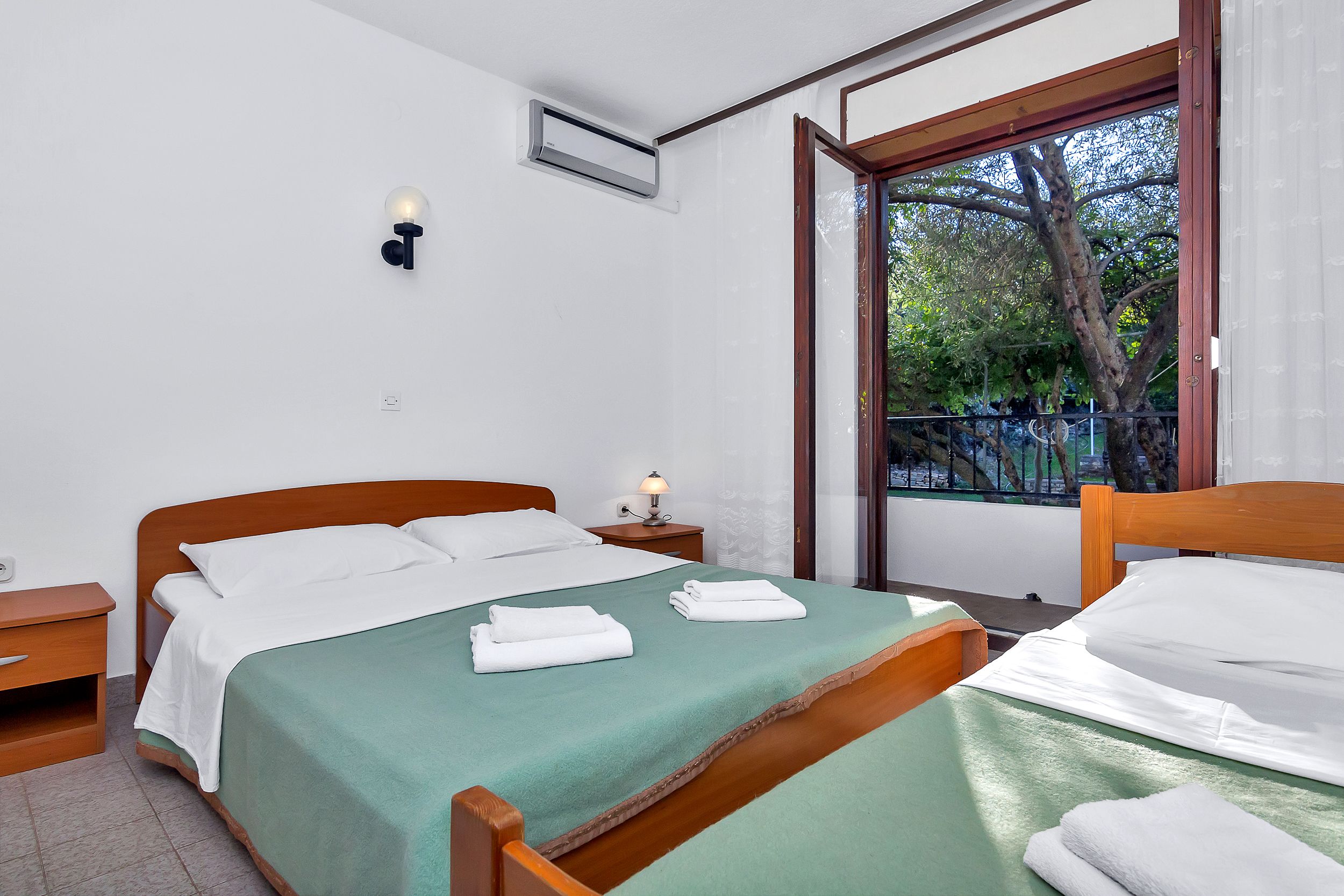 Apartment and Rooms Nikola 38301-A3