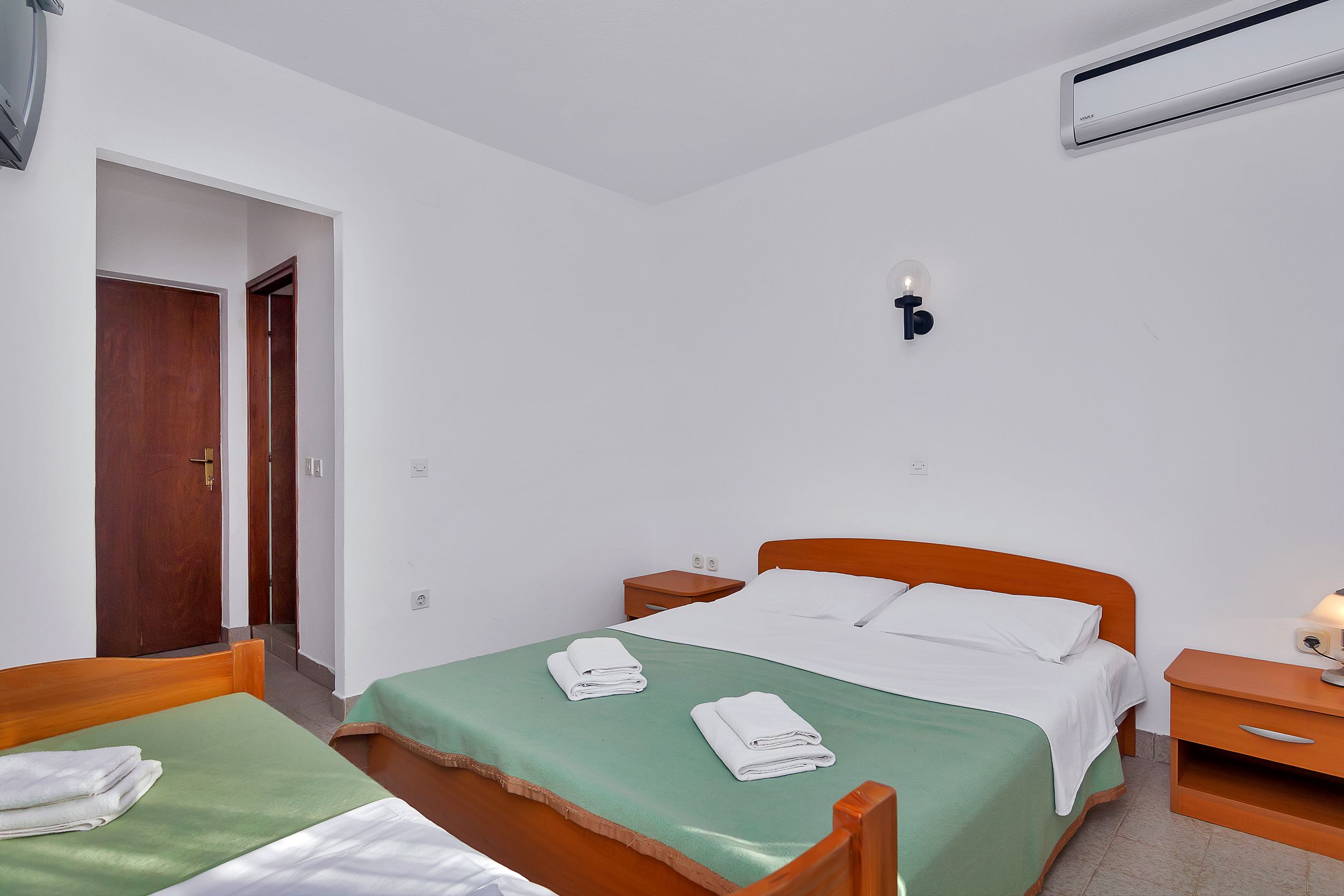 Apartment and Rooms Nikola 38301-A3