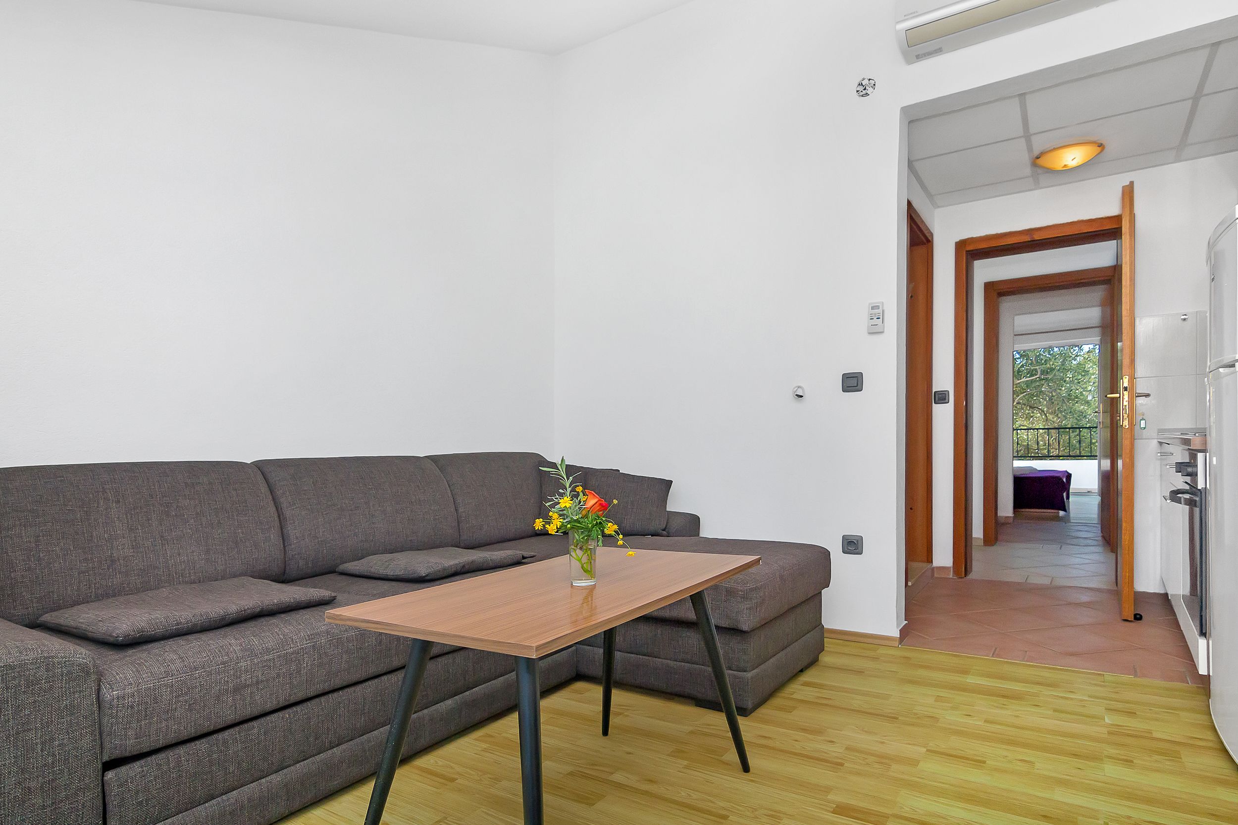 Apartment and Rooms Nikola 38301-A7