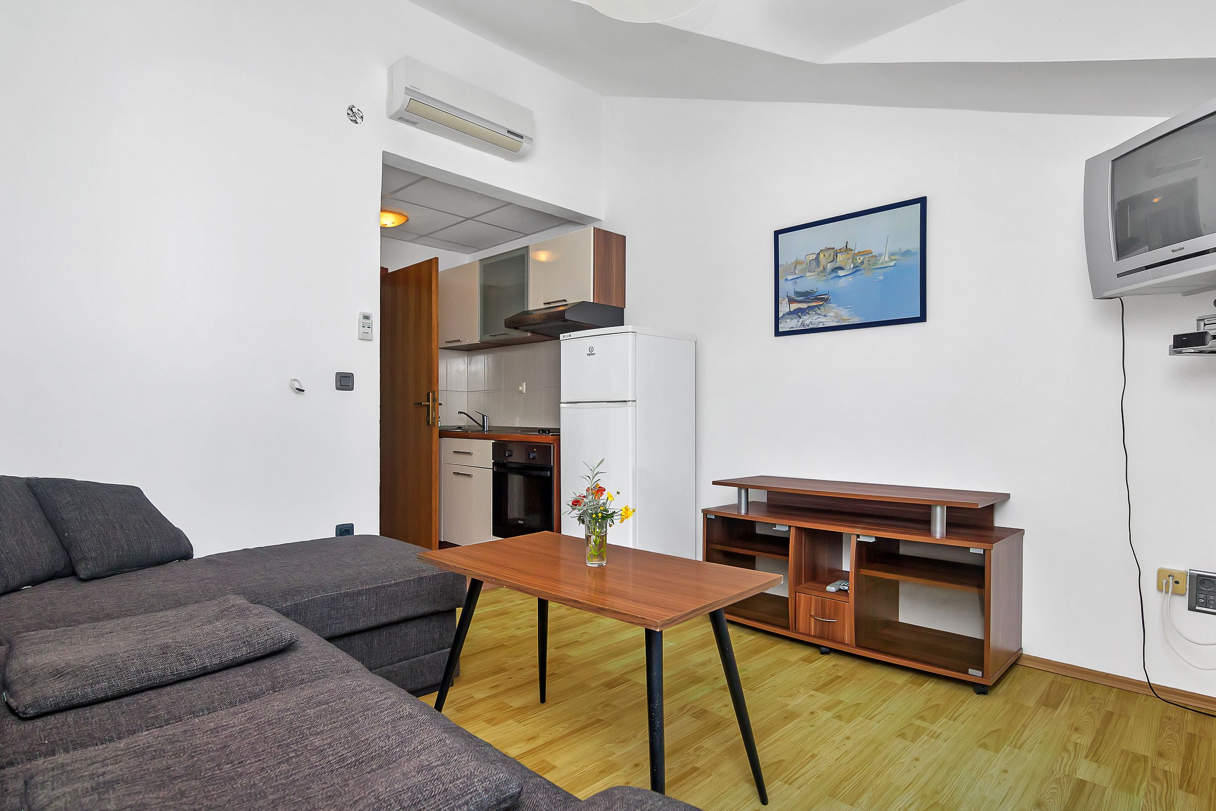Apartment and Rooms Nikola 38301-A7