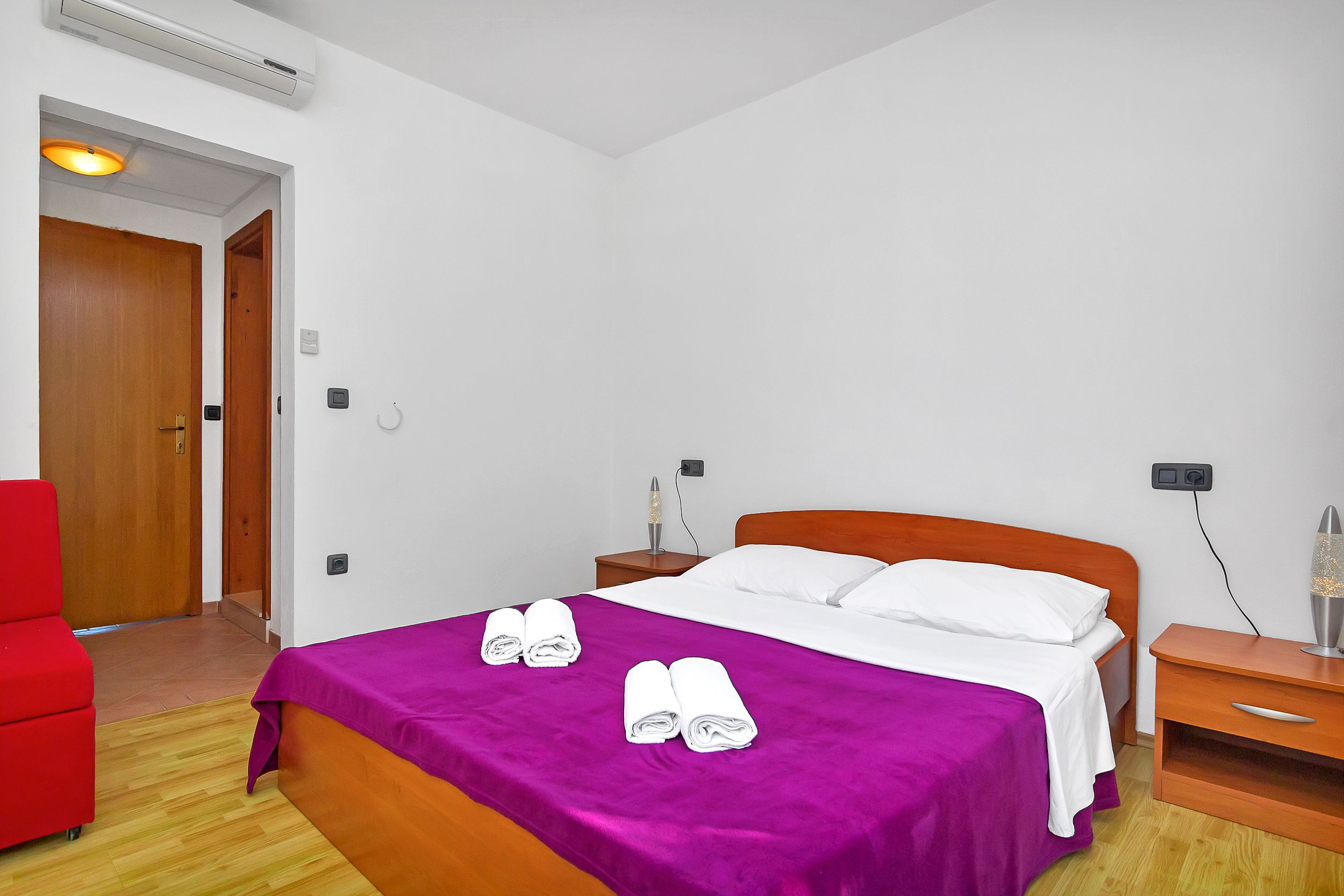 Apartment and Rooms Nikola 38301-A7