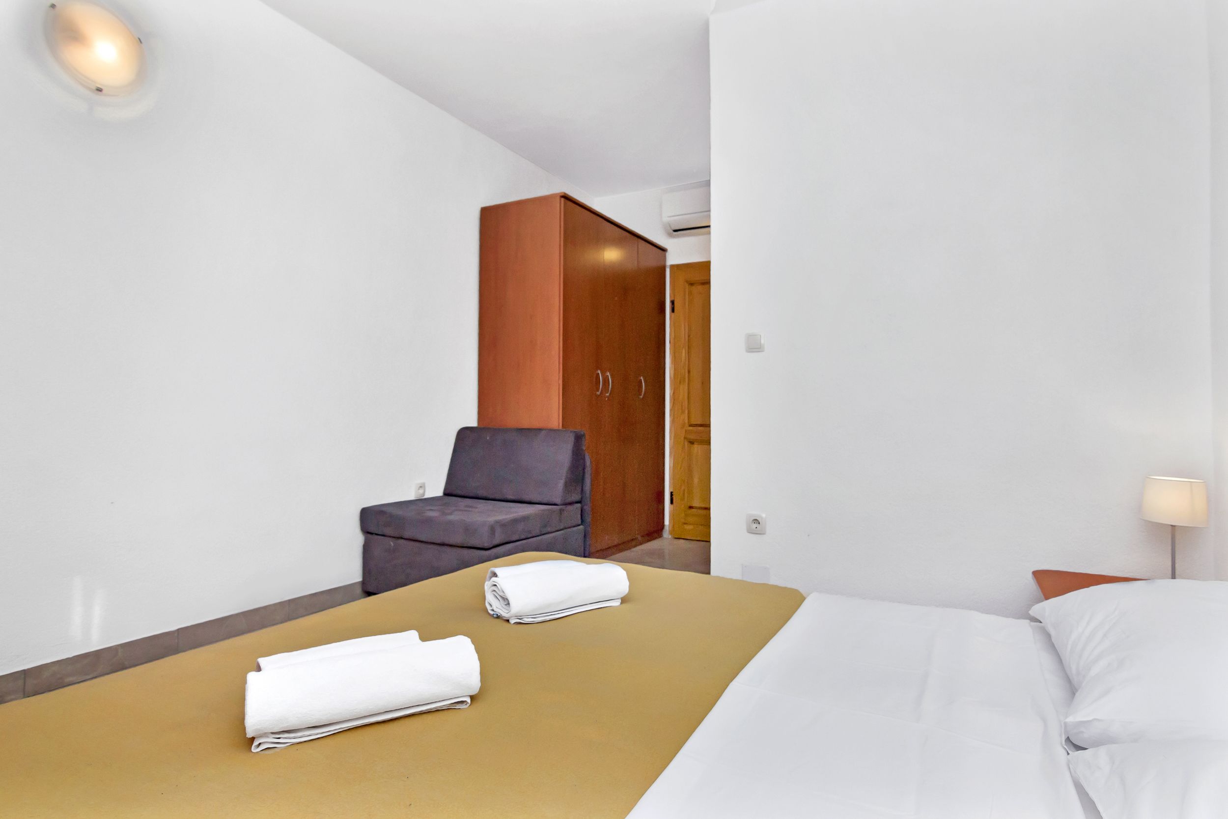 Apartment and Rooms Nikola 38301-A8