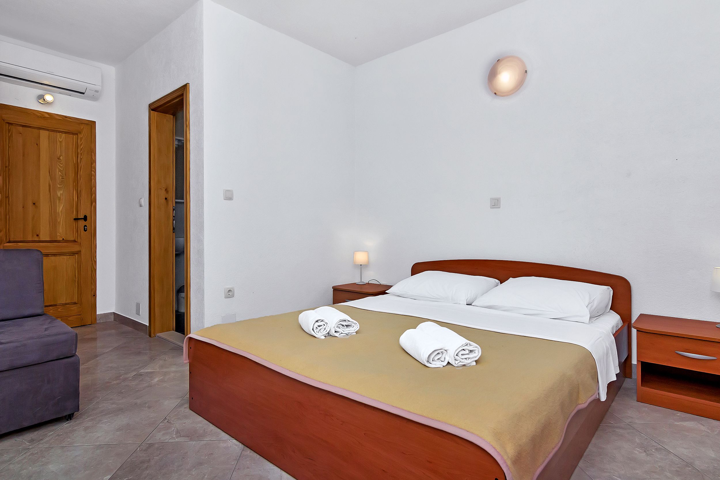 Apartment and Rooms Nikola 38301-A8