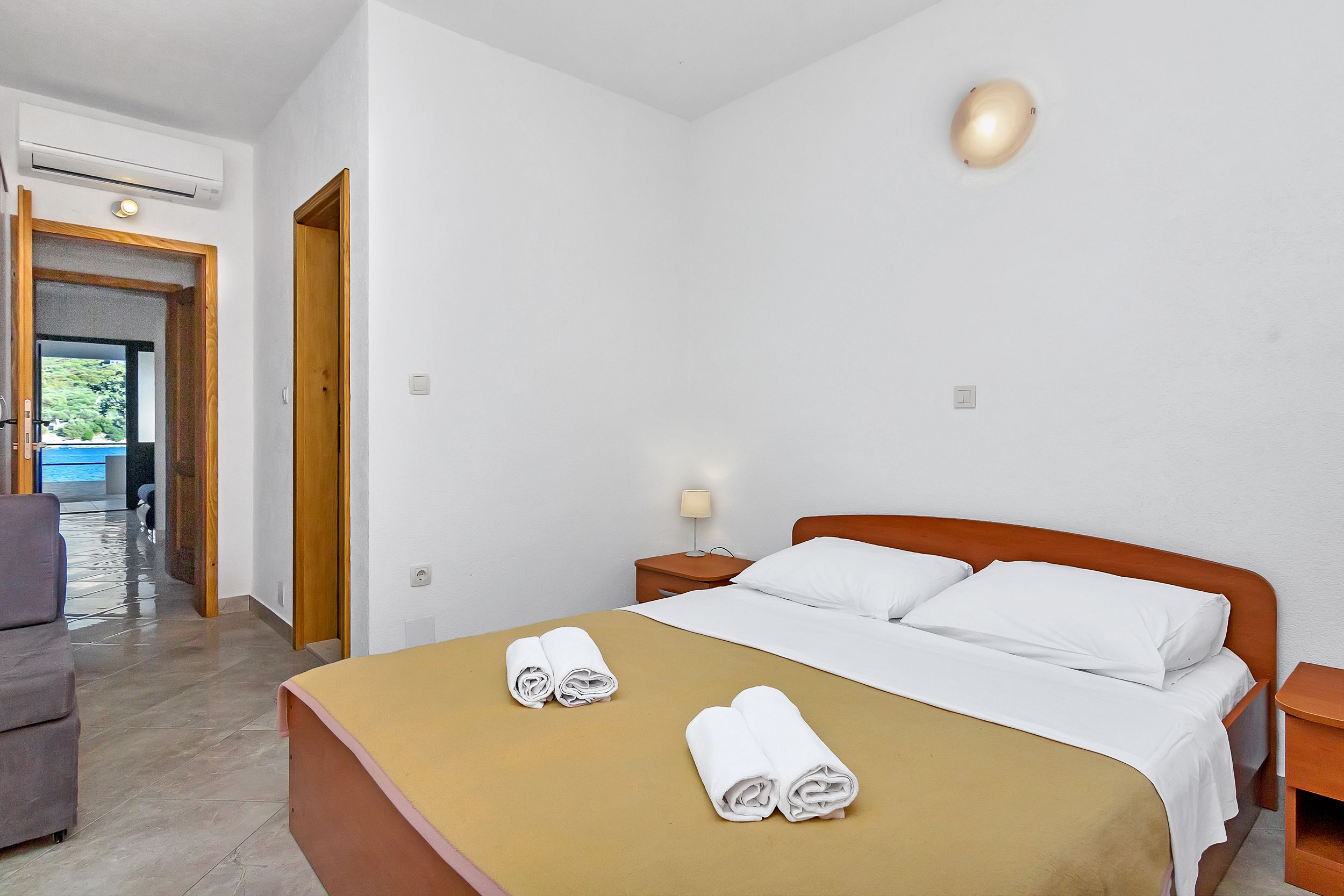 Apartment and Rooms Nikola 38301-A8