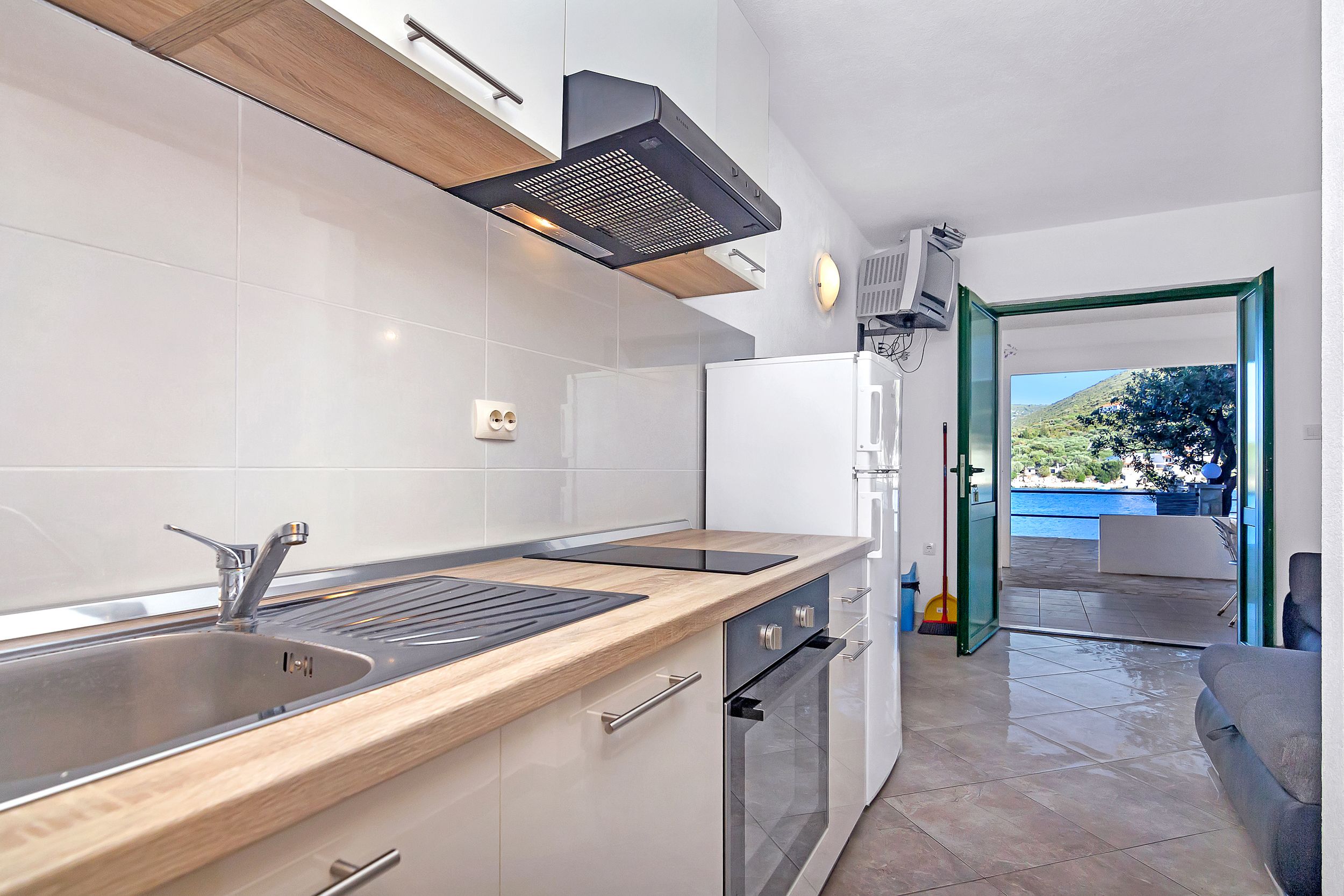Apartment and Rooms Nikola 38301-A8