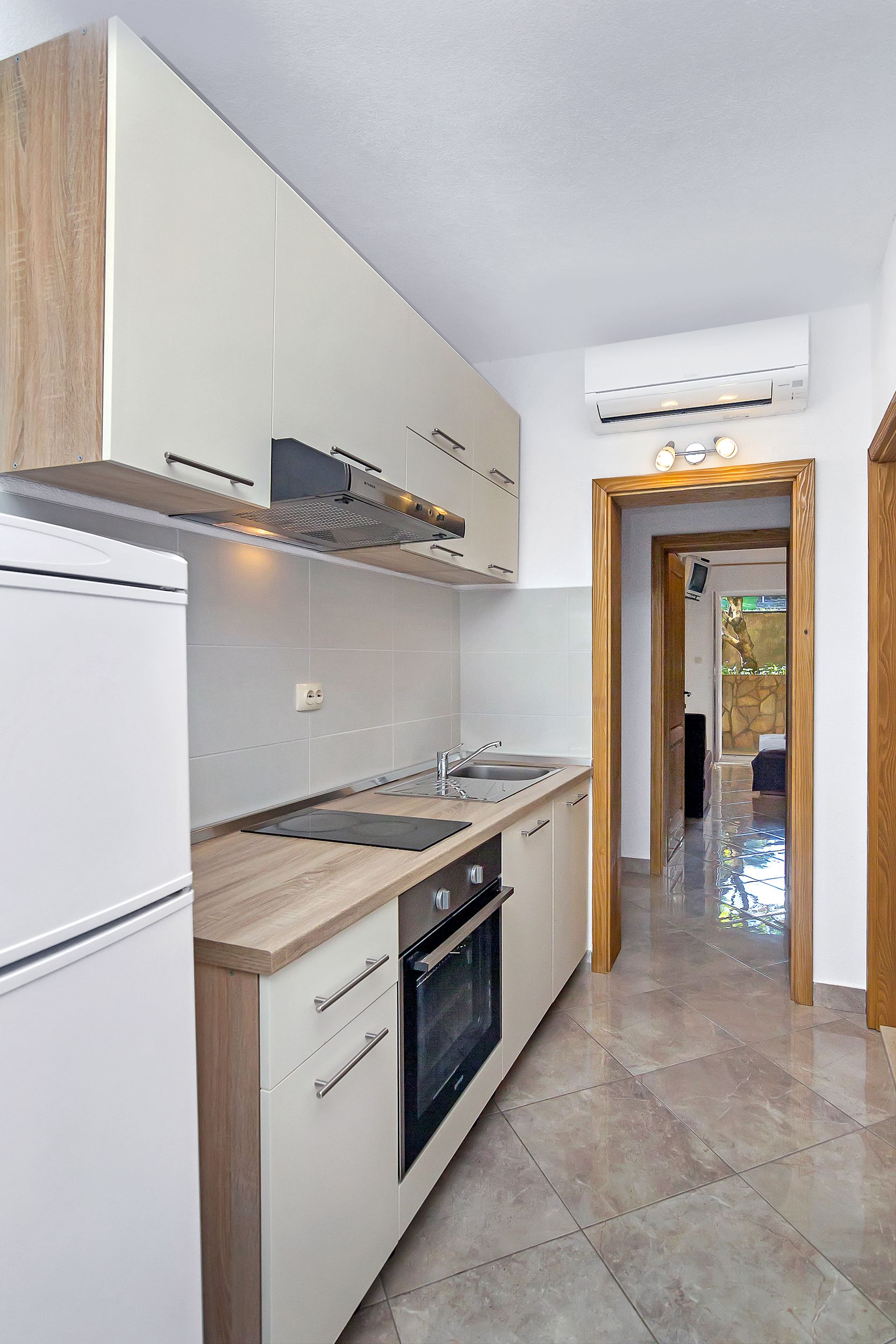 Apartment and Rooms Nikola 38301-A9
