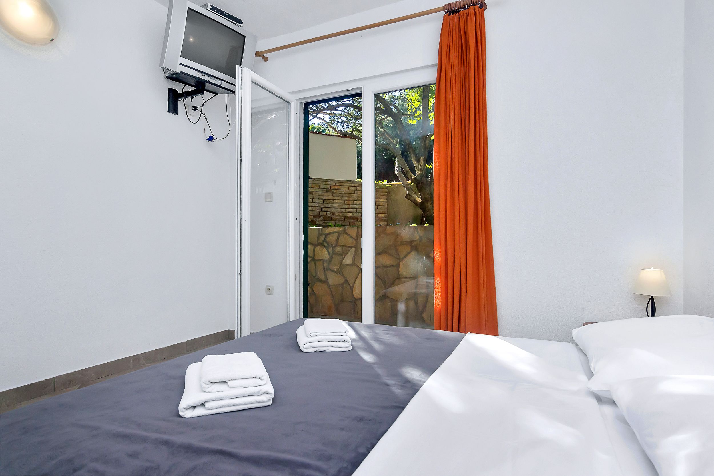 Apartment and Rooms Nikola 38301-A9
