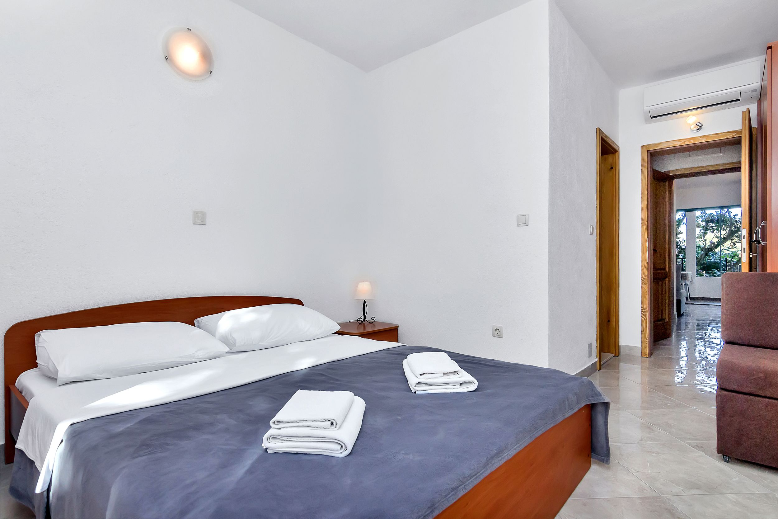 Apartment and Rooms Nikola 38301-A9