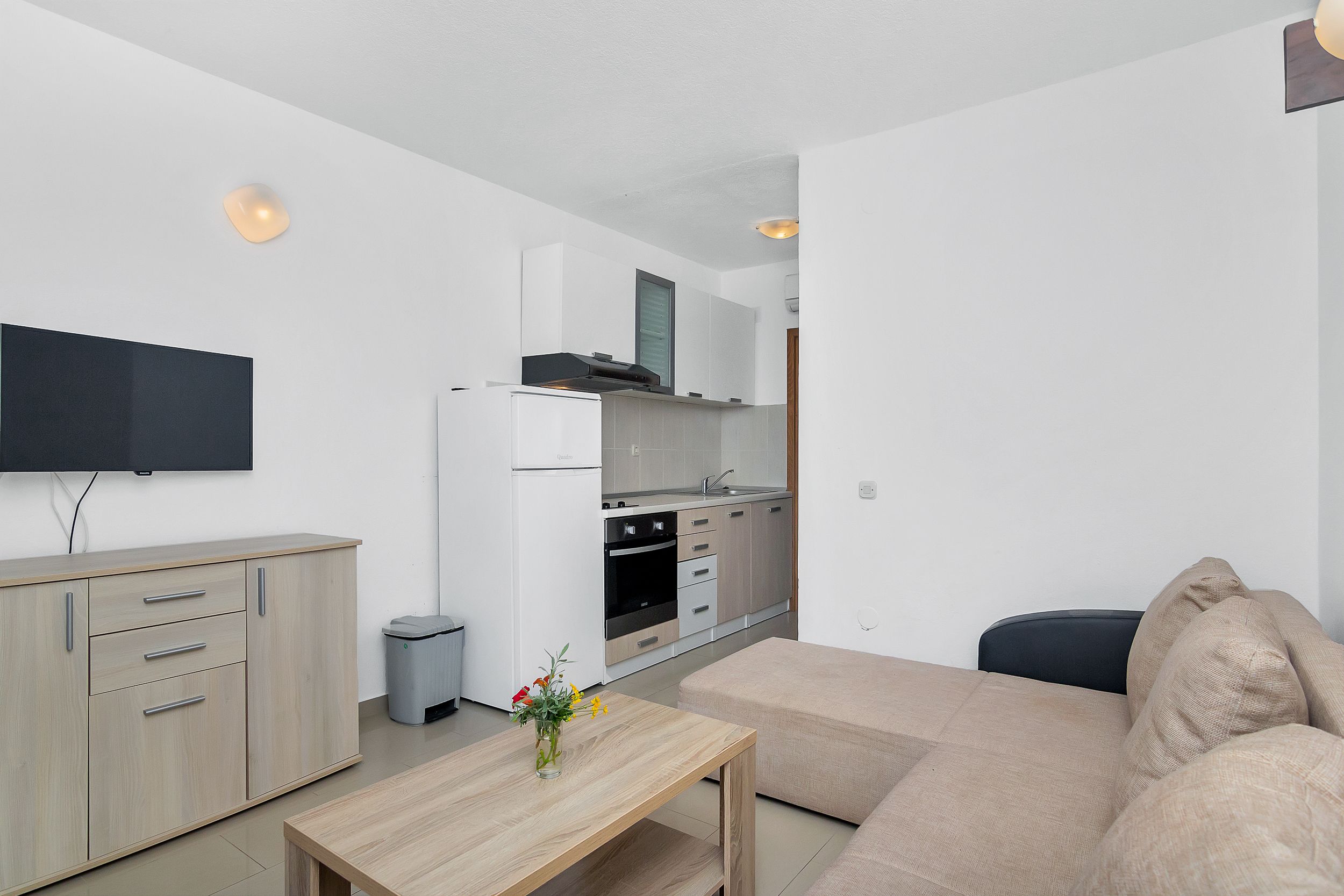 Apartment and Rooms Nikola 38301-A10