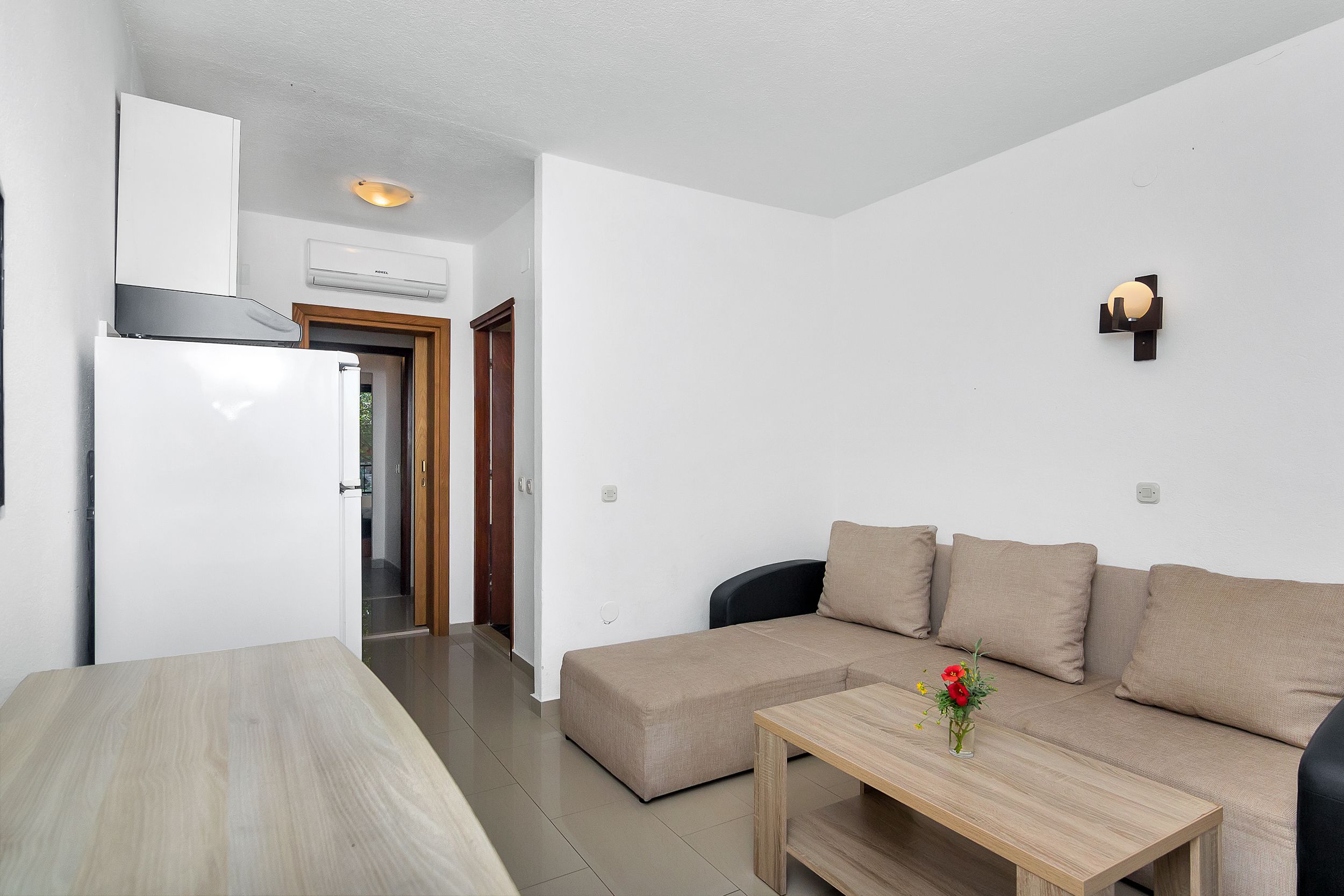 Apartment and Rooms Nikola 38301-A10