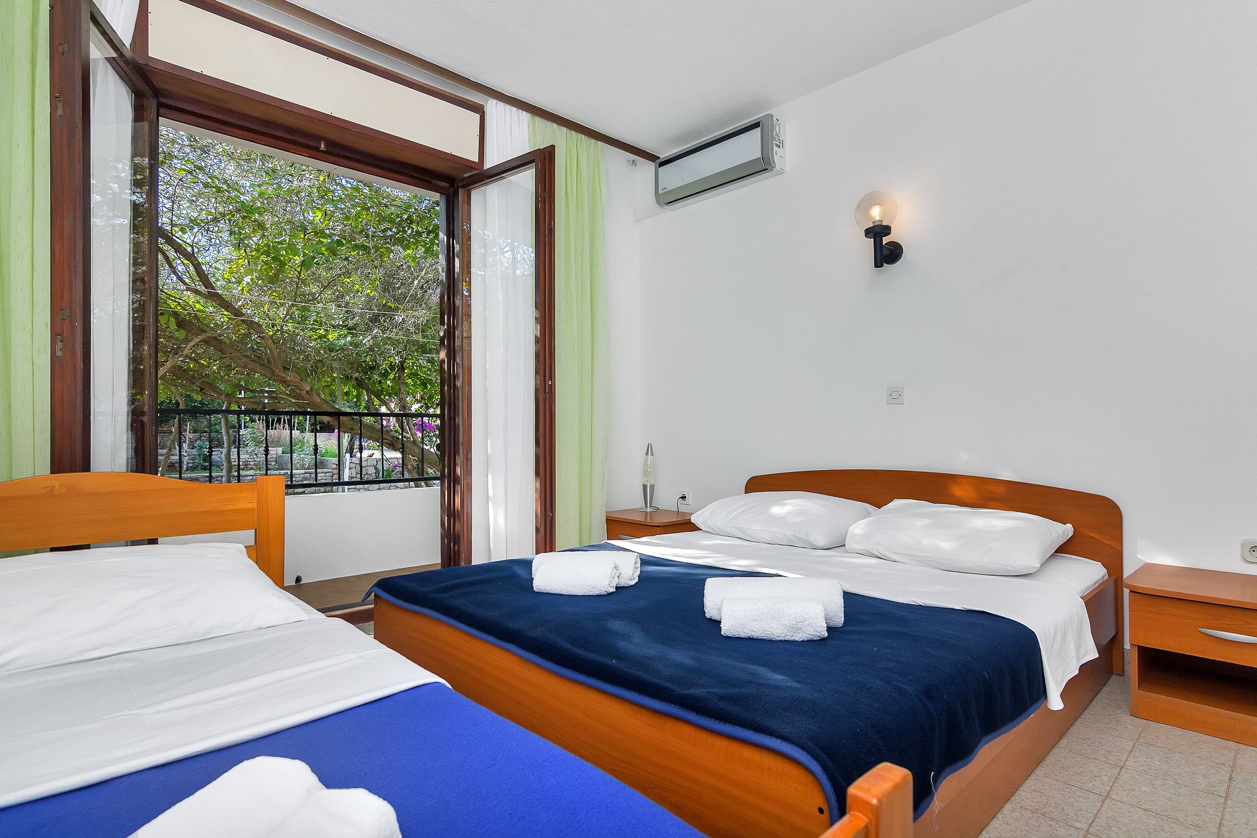 Apartment and Rooms Nikola 38301-A10