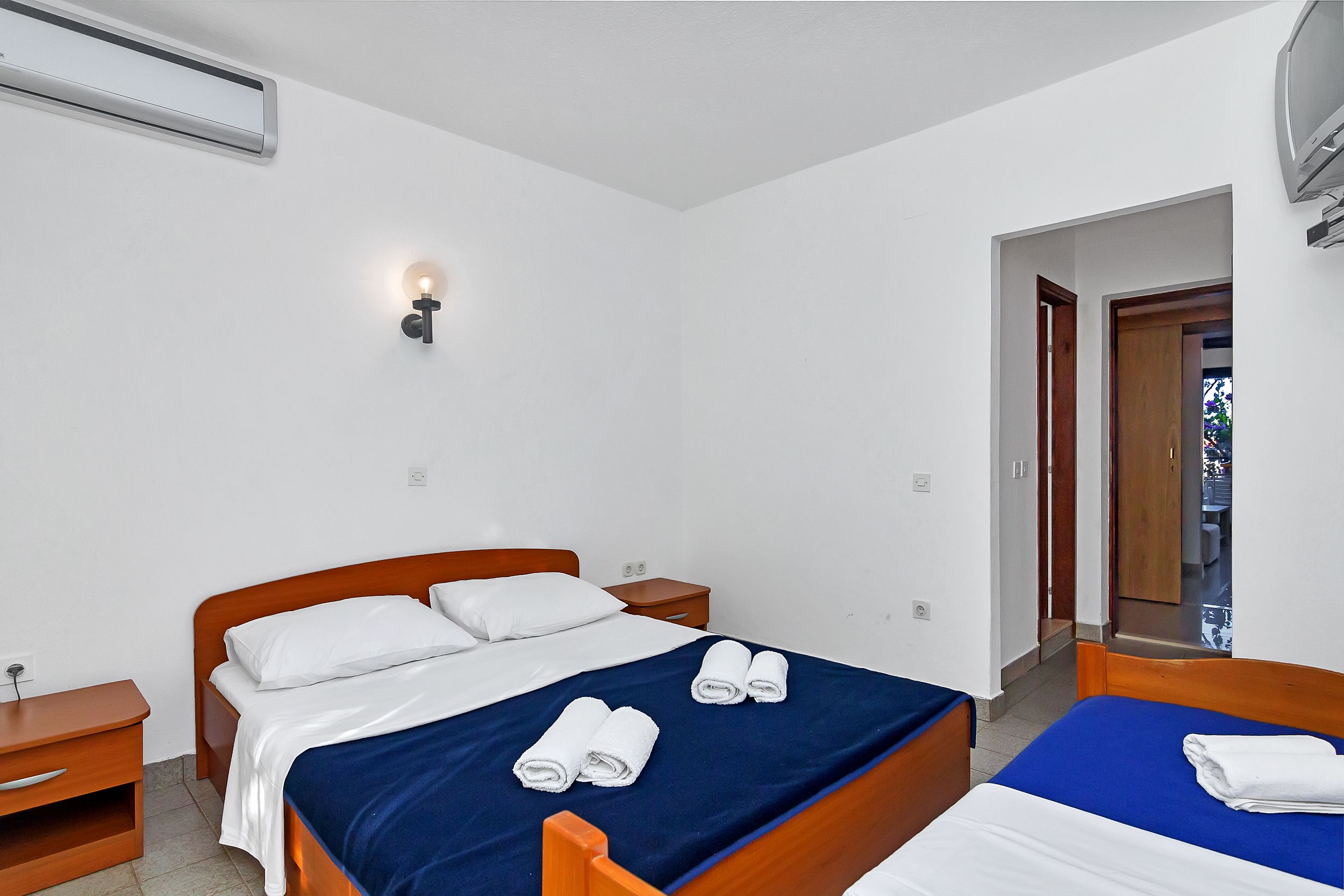 Apartment and Rooms Nikola 38301-A10