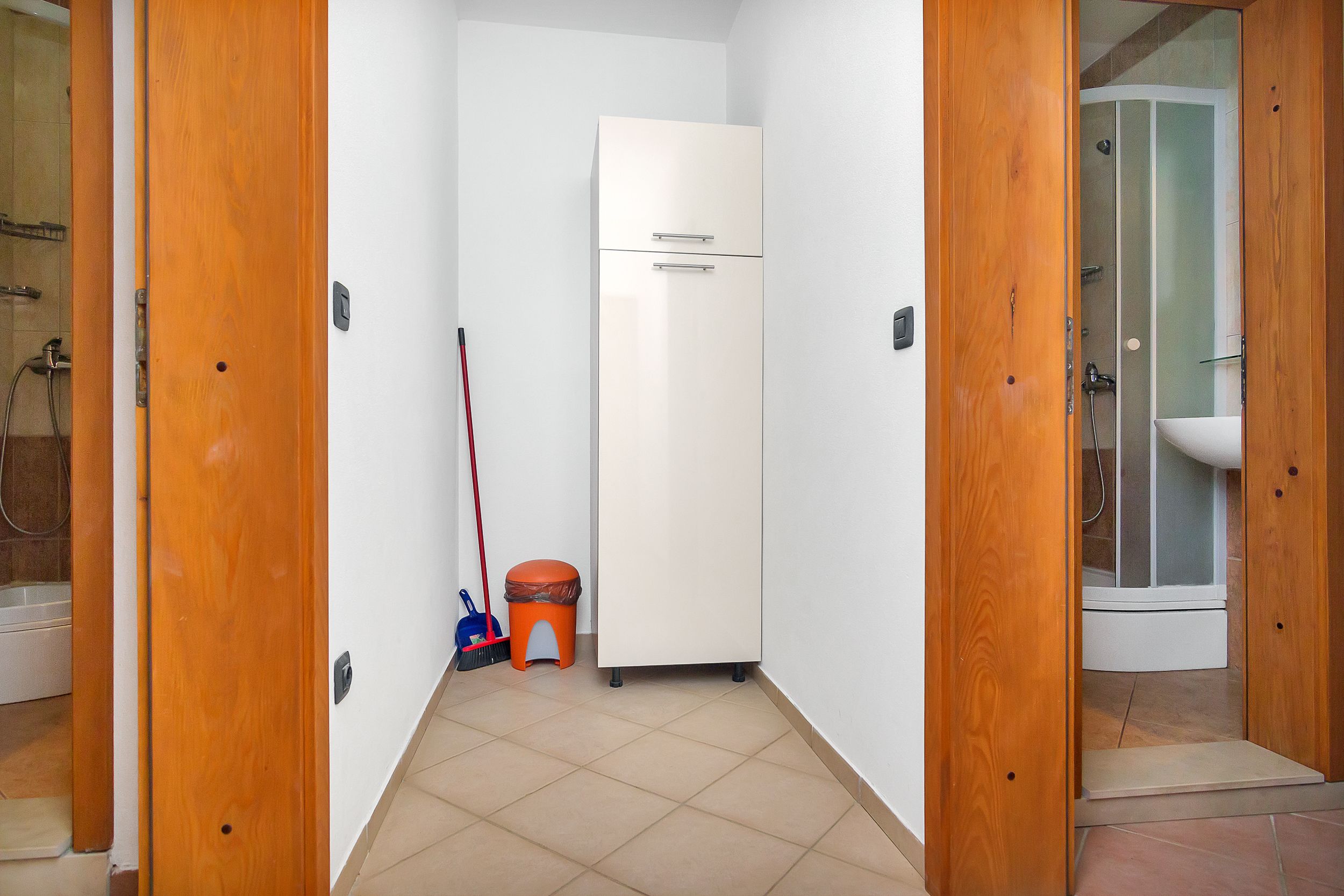 Apartment and Rooms Nikola 38301-A11