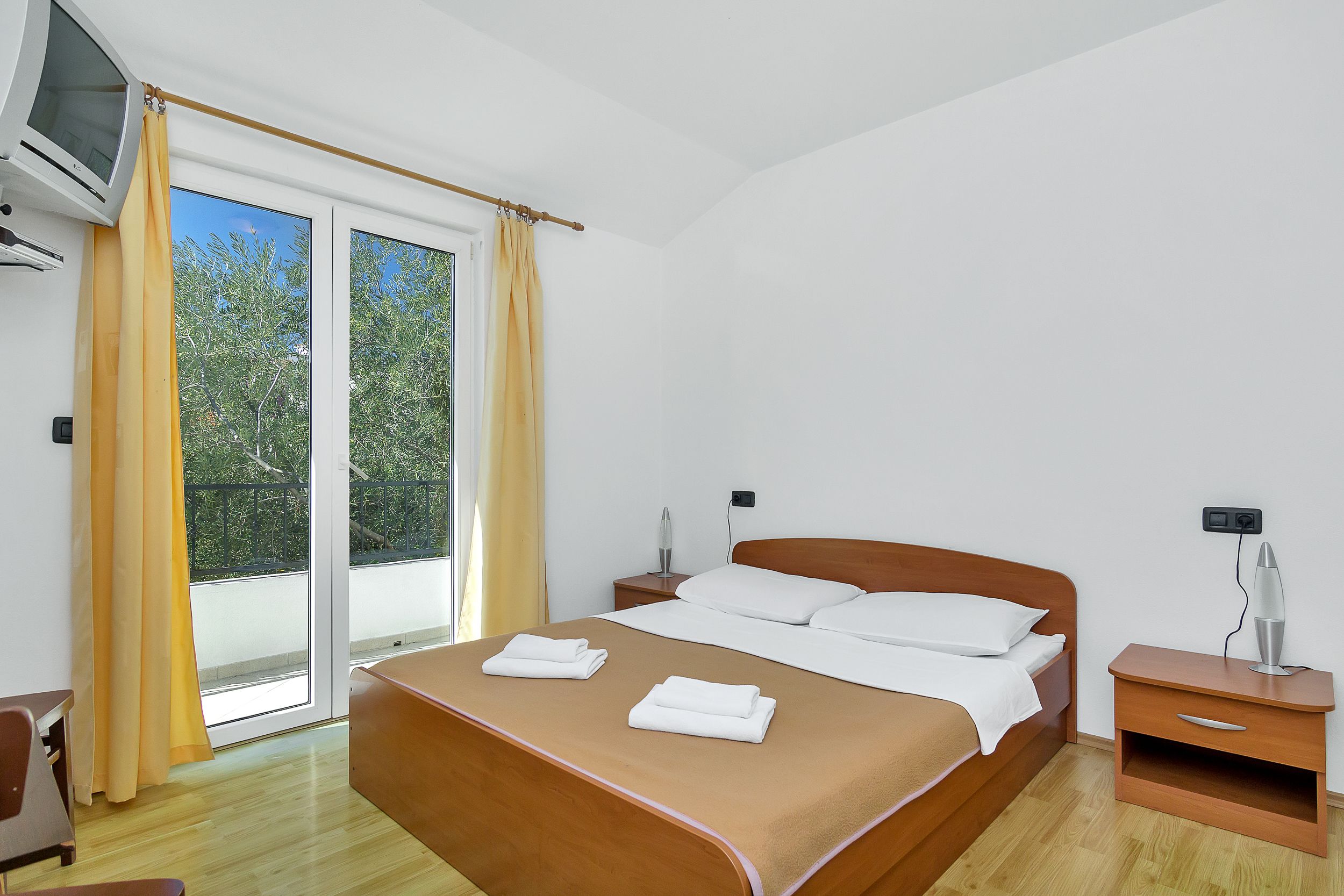 Apartment and Rooms Nikola 38301-A11