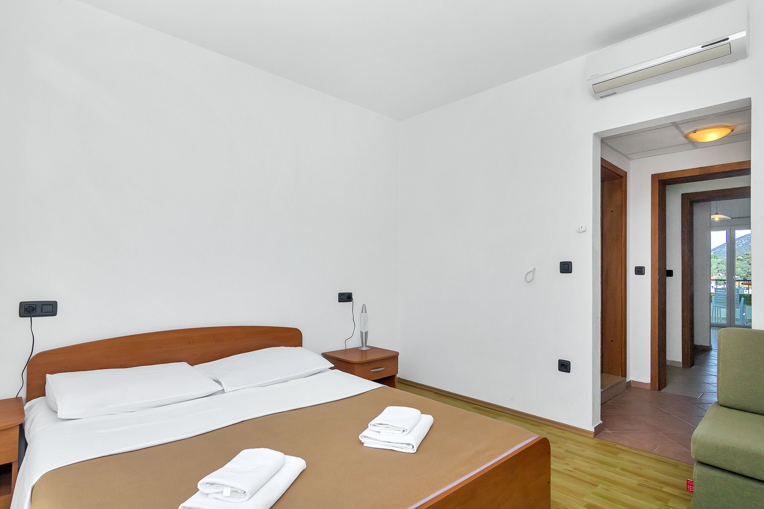 Apartment and Rooms Nikola 38301-A11