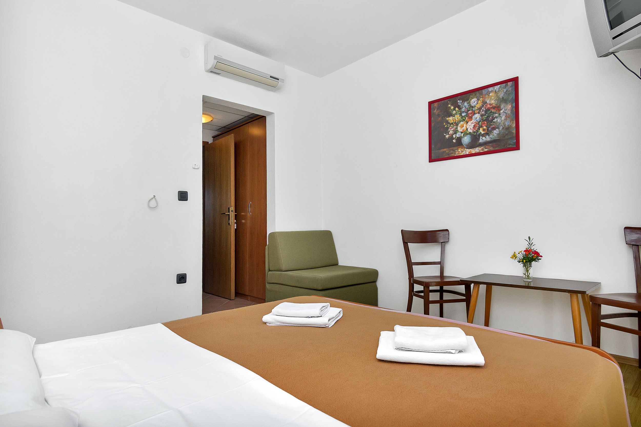 Apartment and Rooms Nikola 38301-A11