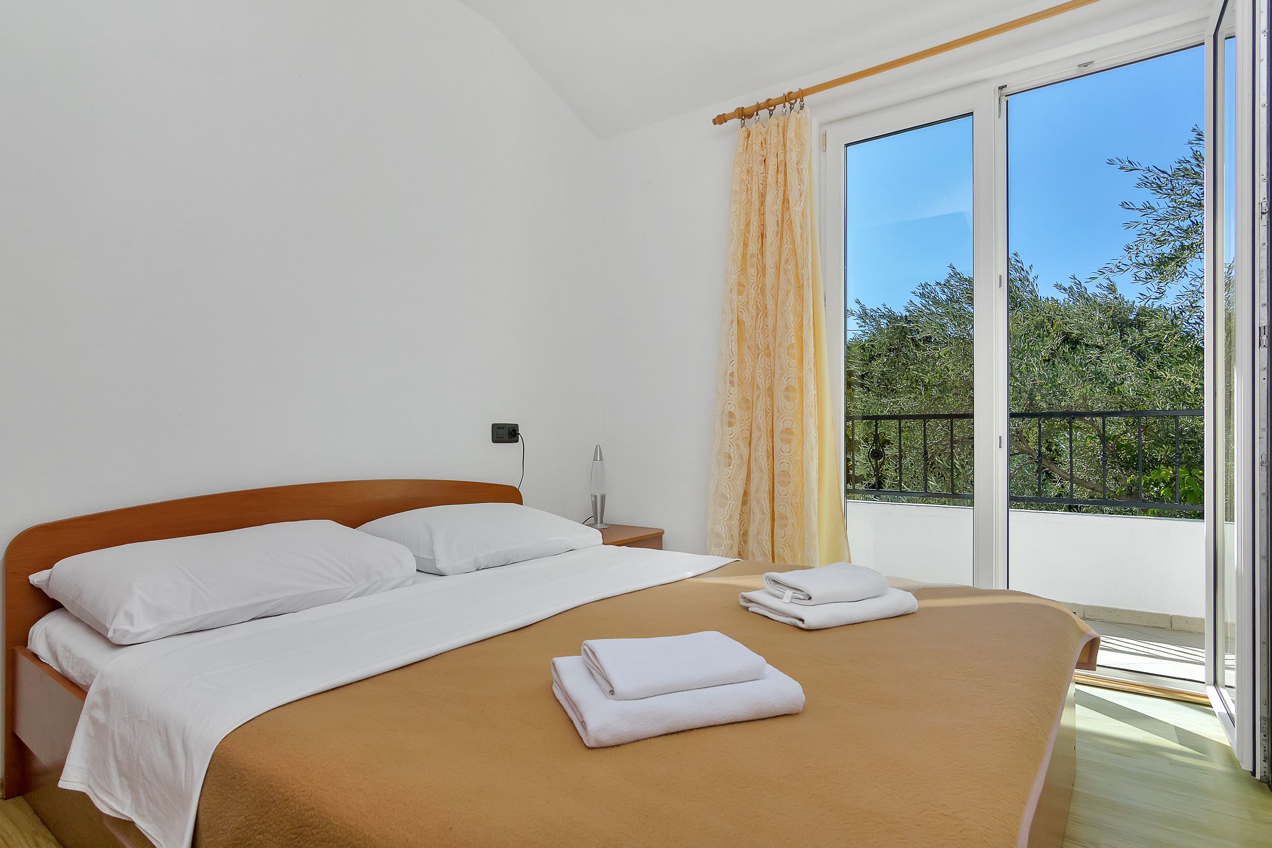 Apartment and Rooms Nikola 38301-A12