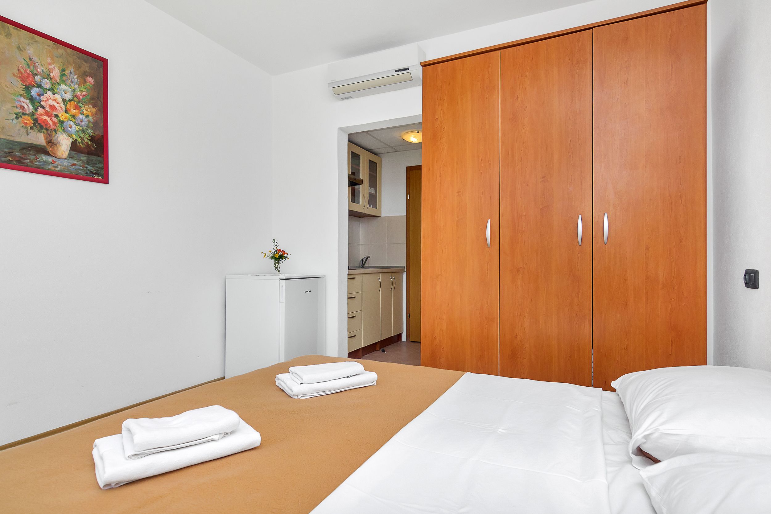 Apartment and Rooms Nikola 38301-A12