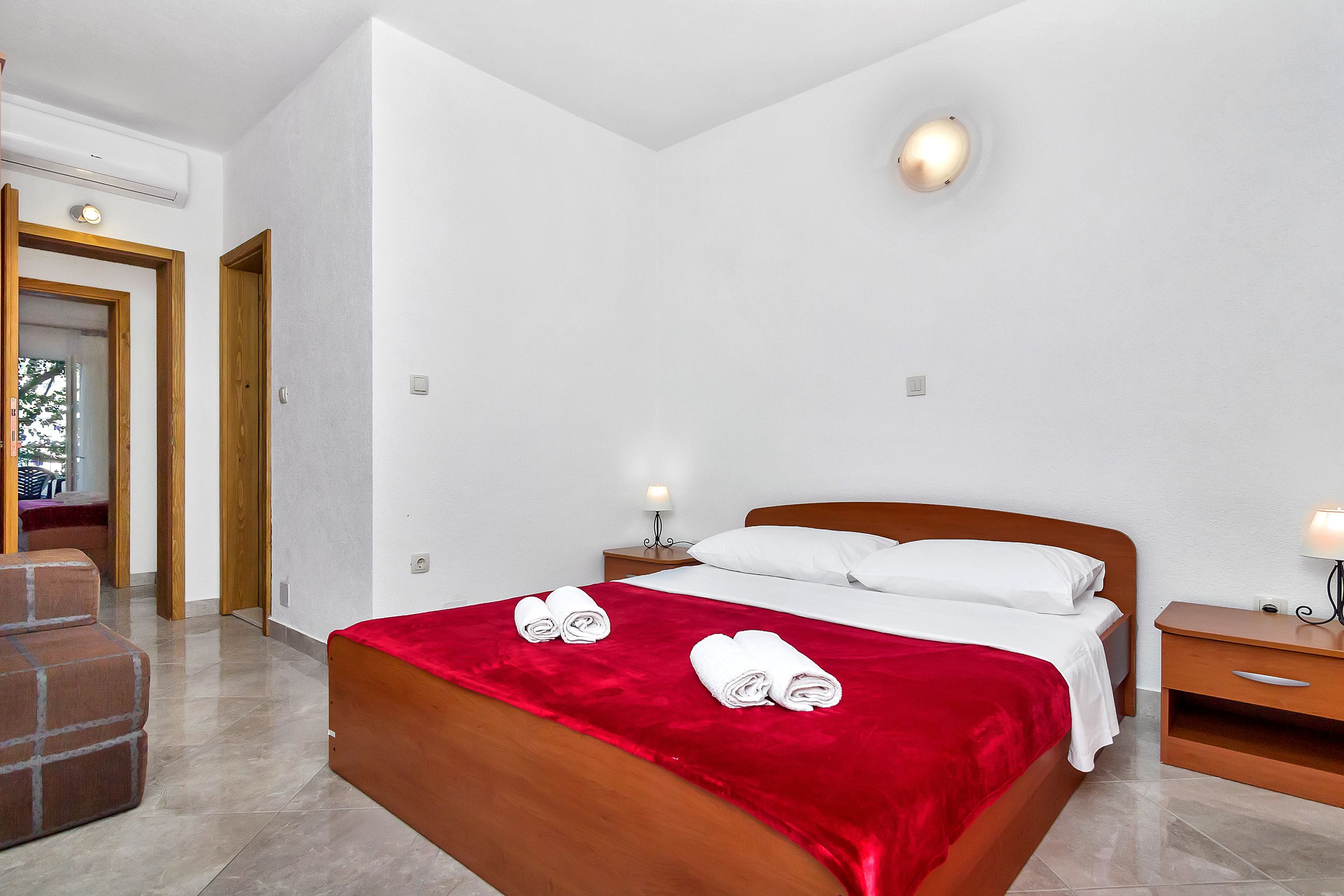 Apartment and Rooms Nikola 38301-A13