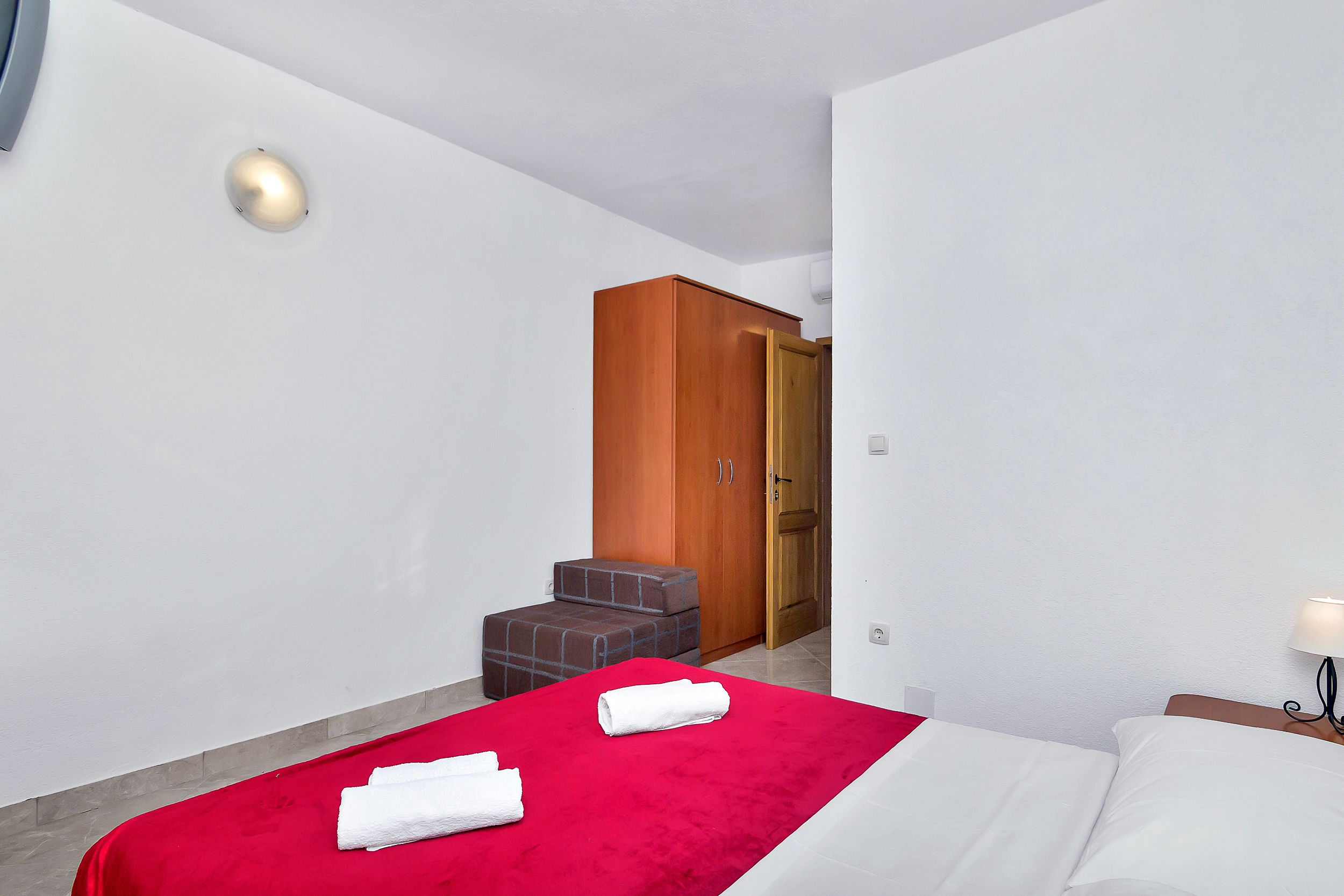 Apartment and Rooms Nikola 38301-A13
