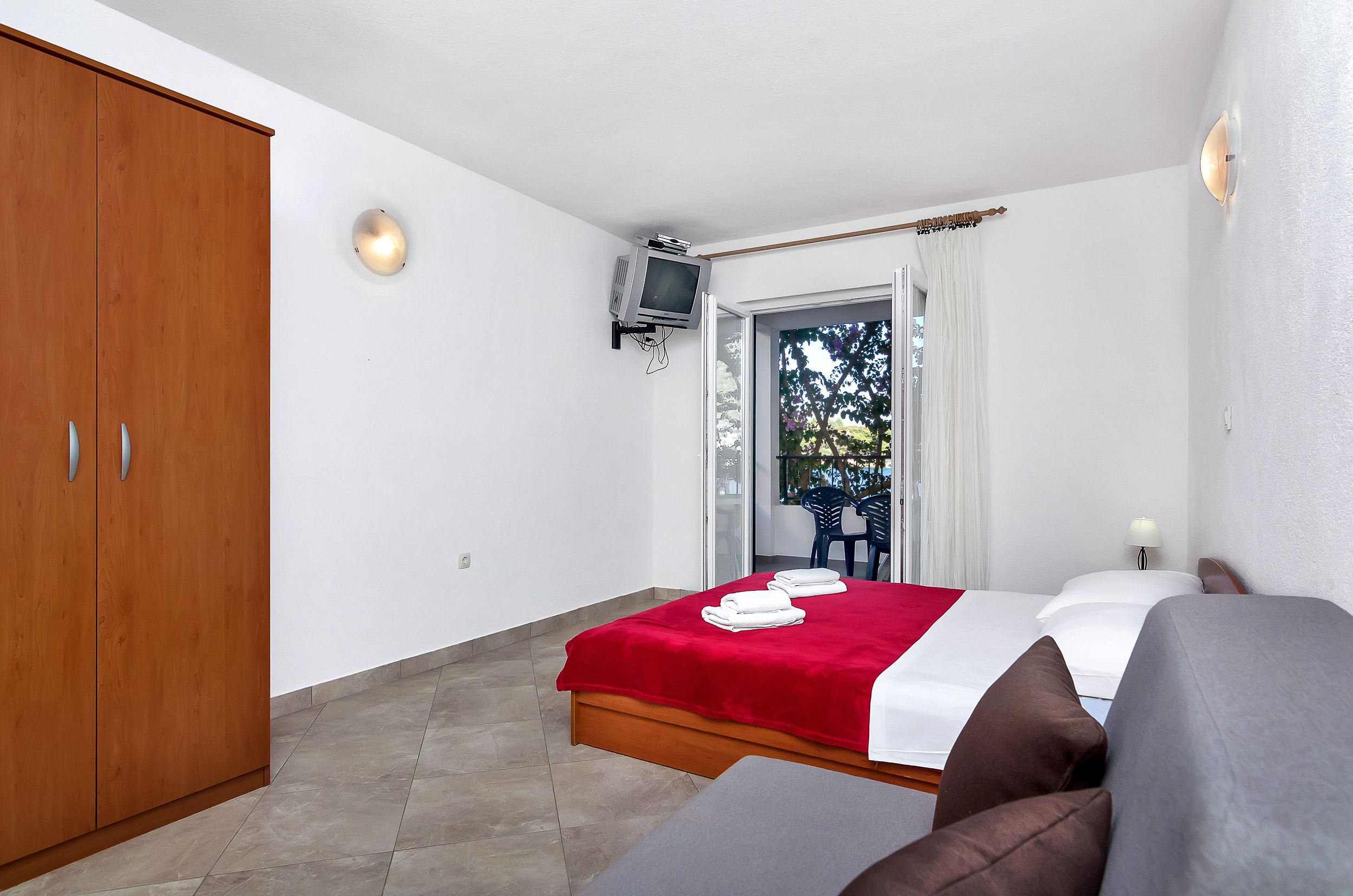 Apartment and Rooms Nikola 38301-A13