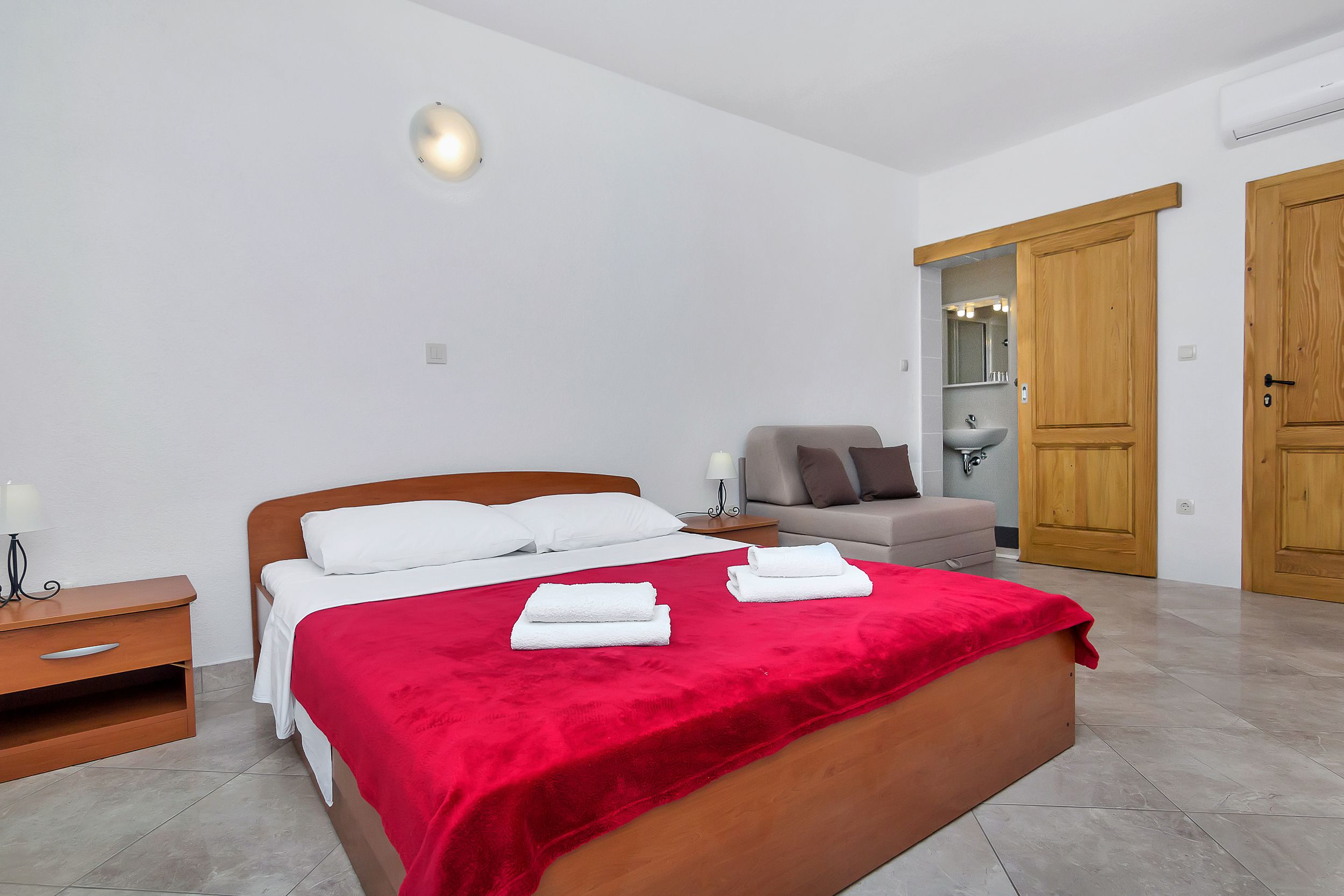Apartment and Rooms Nikola 38301-A13