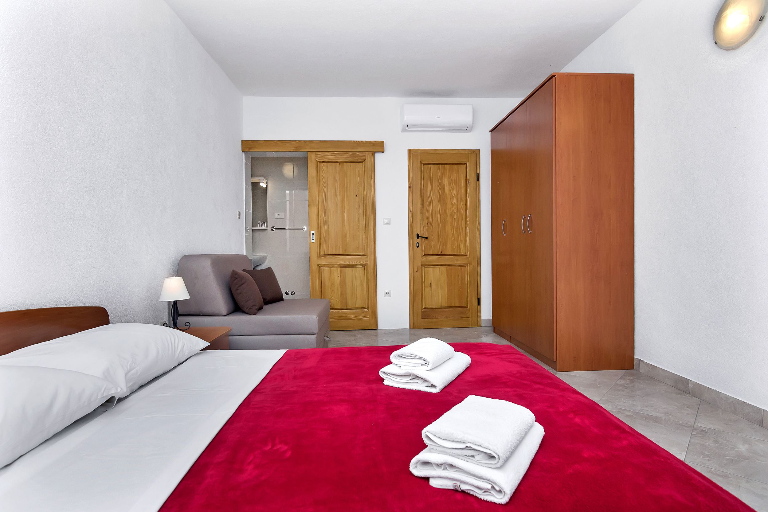 Apartment and Rooms Nikola 38301-A13