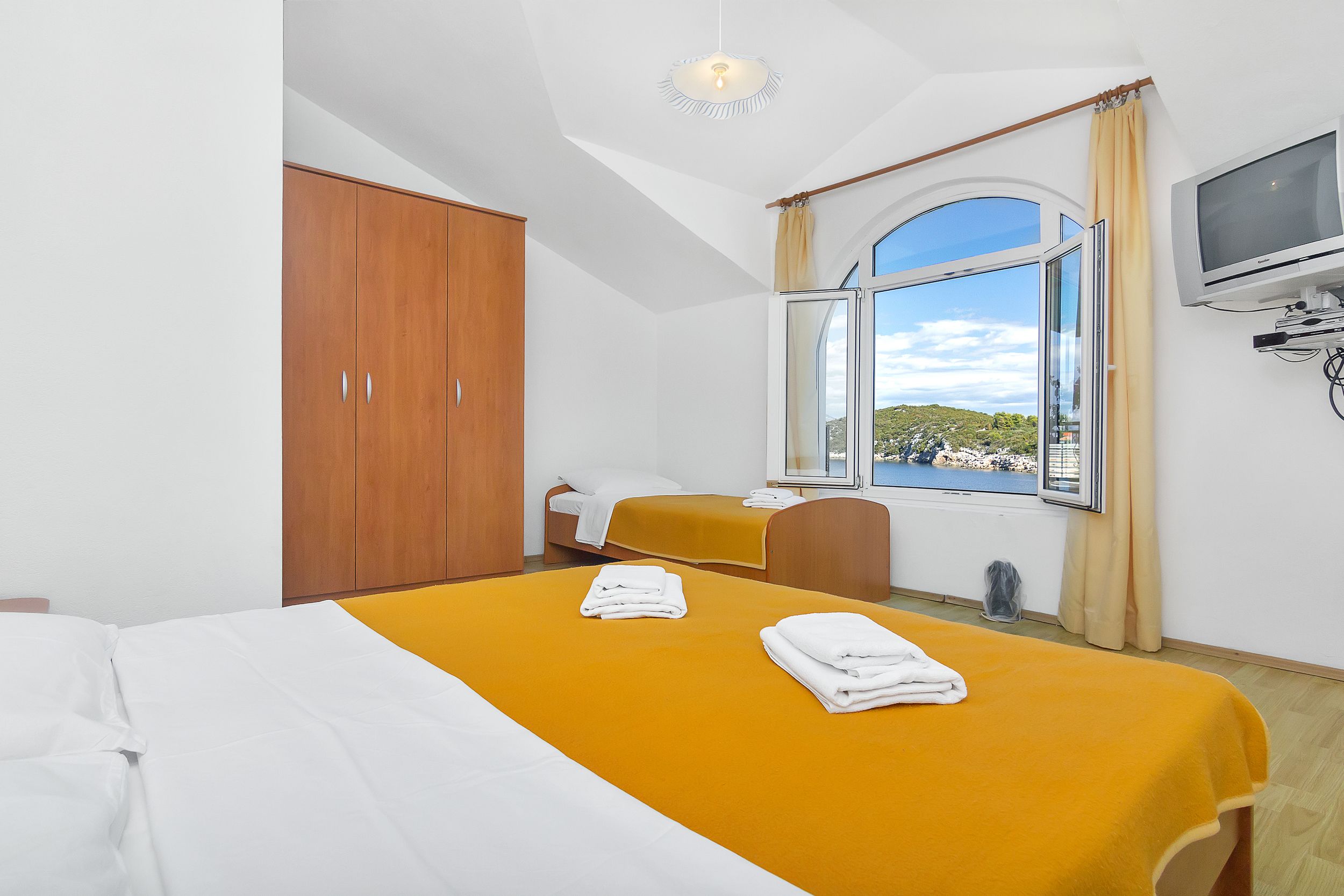 Apartment and Rooms Nikola 38301-A14