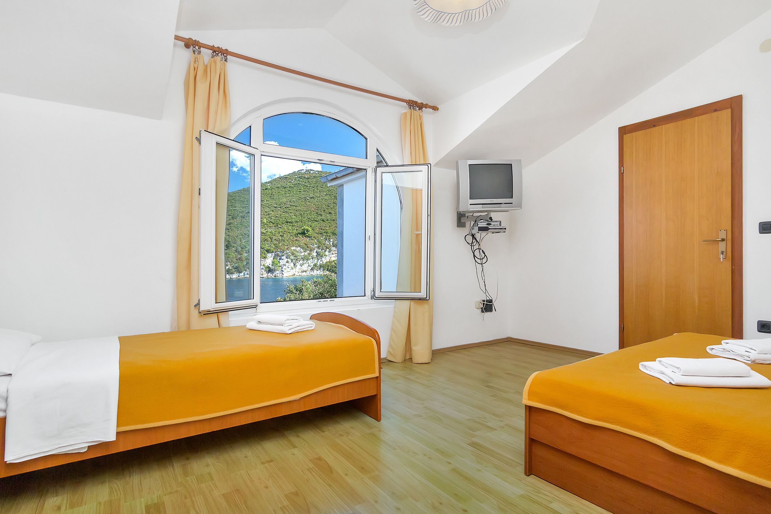 Apartment and Rooms Nikola 38301-A14