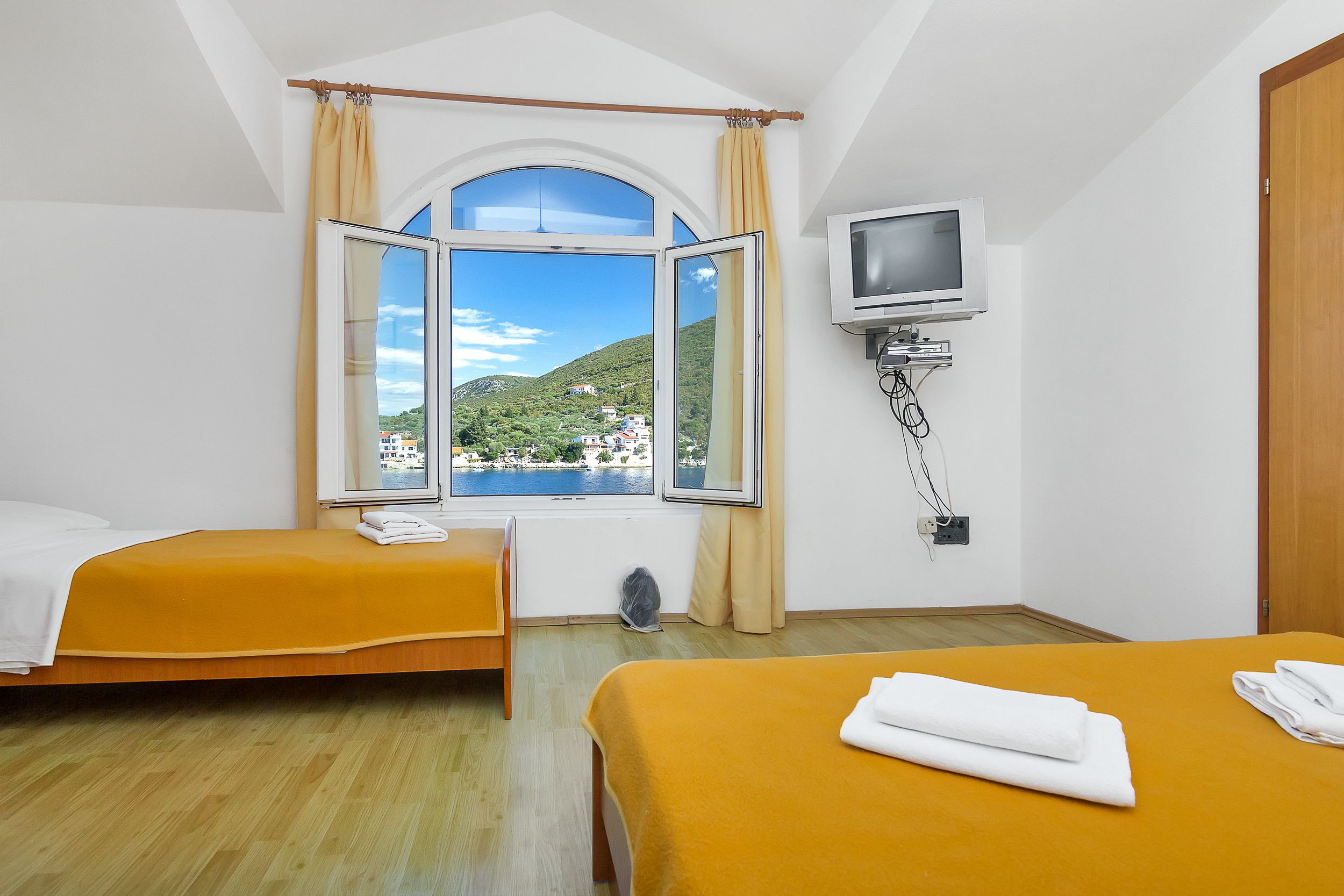 Apartment and Rooms Nikola 38301-A14