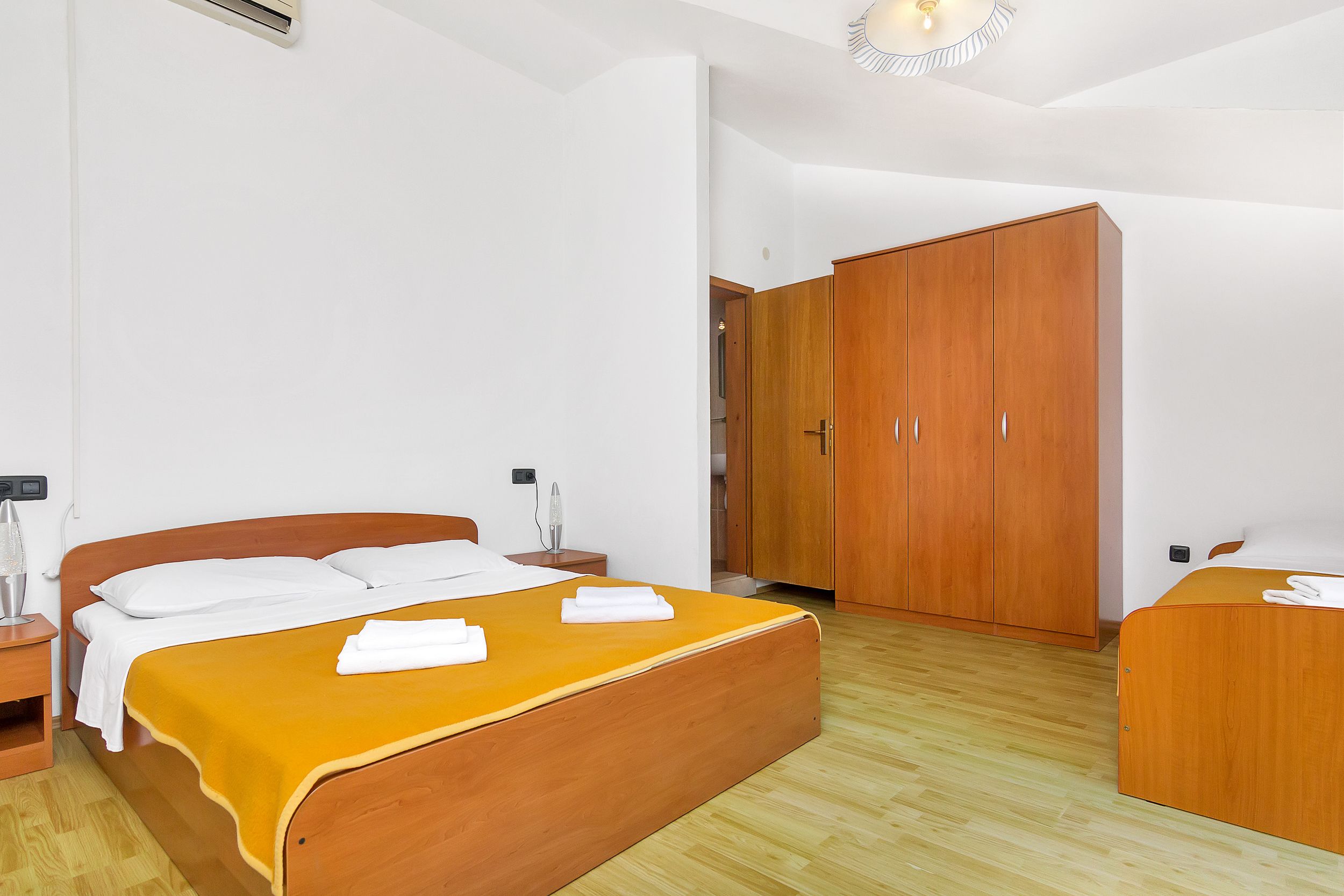 Apartment and Rooms Nikola 38301-A14