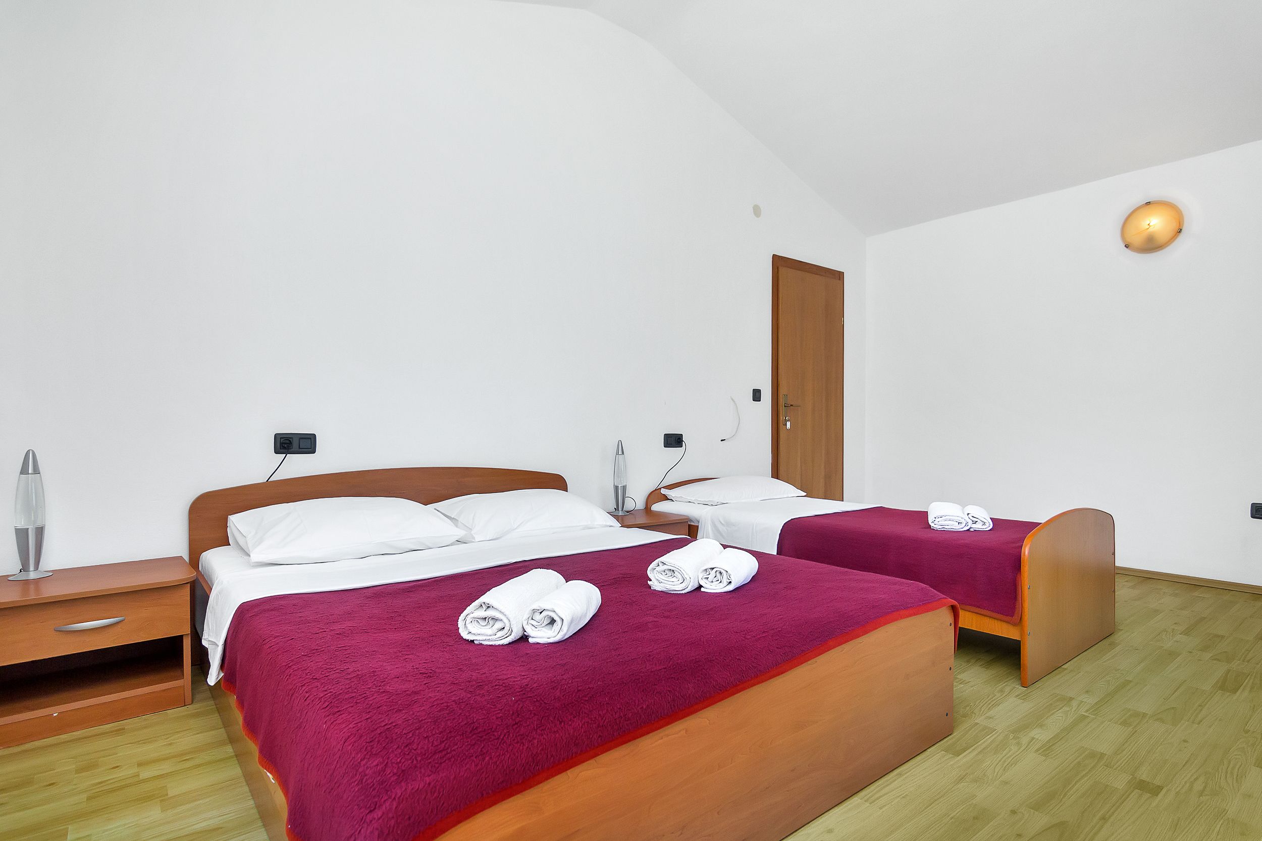 Apartment and Rooms Nikola 38301-A14